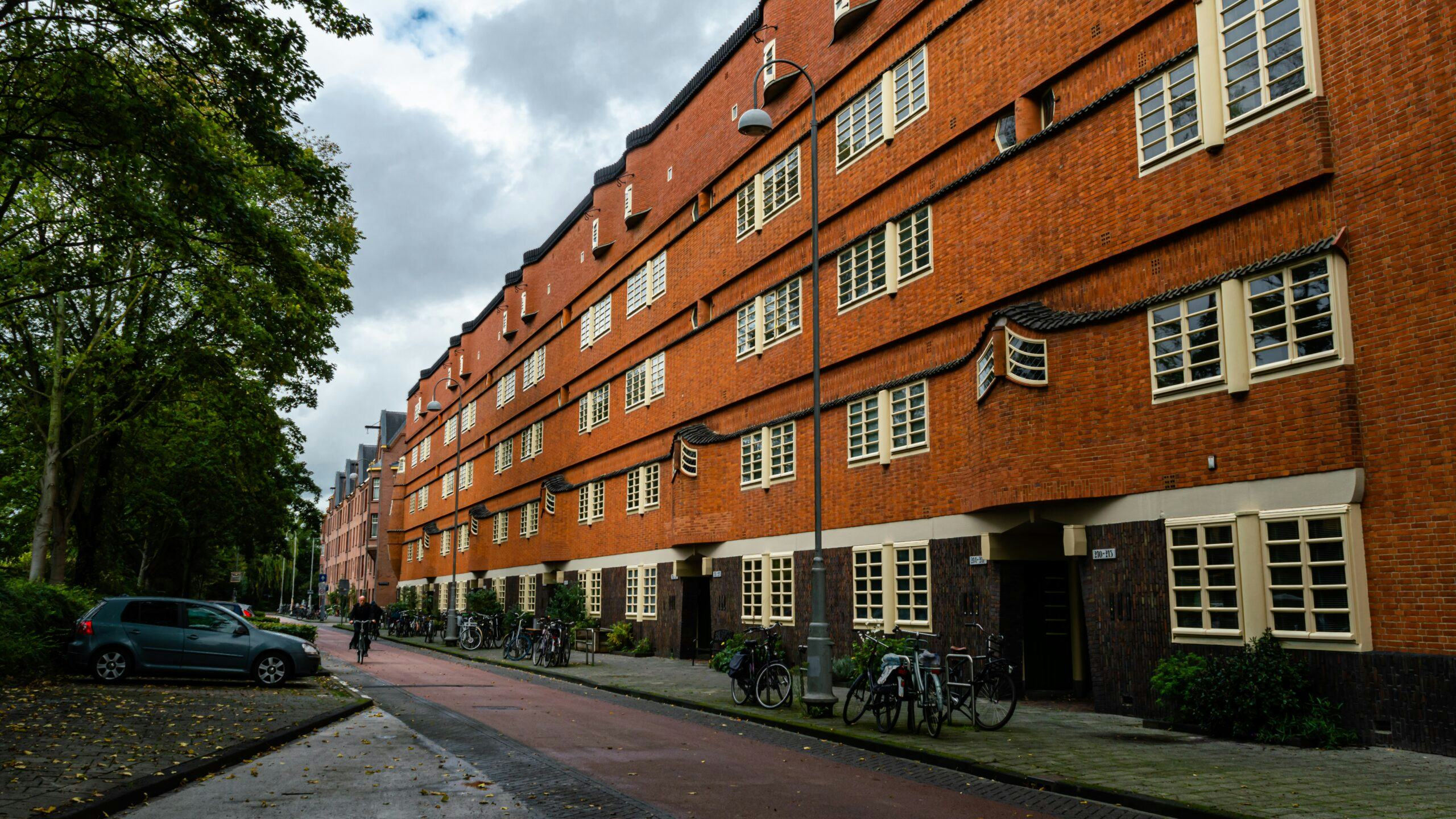 Verkoop sociale huurwoningen Amsterdam mag doorgaan, wel onder strengere voorwaarden