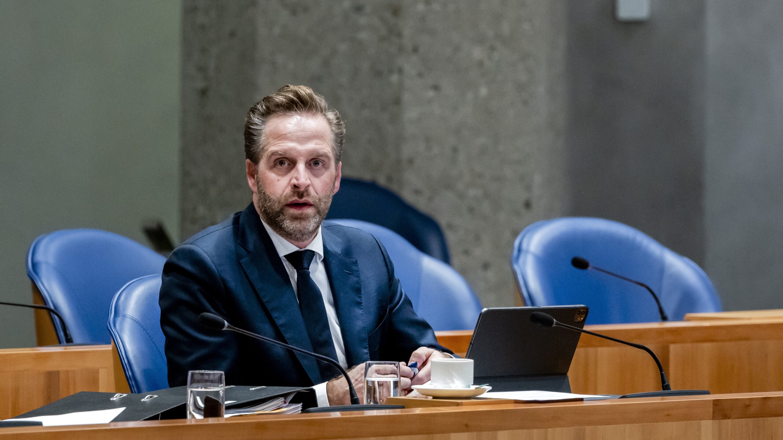 Demissionair minister Hugo de Jonge in de Tweede Kamer tijdens een debat over de Wet betaalbare huur. Foto: ANP / Remko de Waal