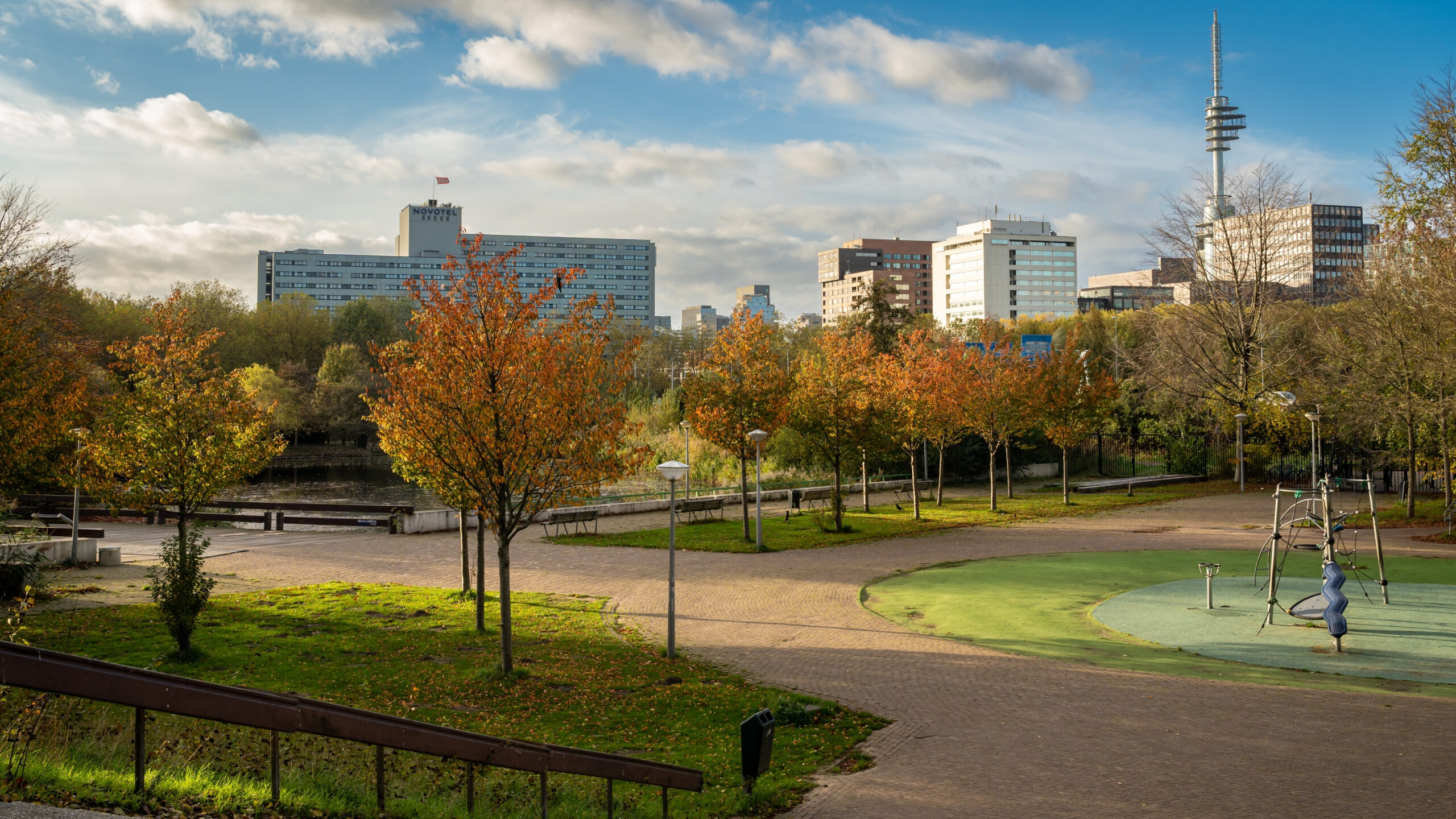 De beoogde locatie van het erotisch centrum ligt tegen het Amstelpark aan. Beeld Milos Ruzicka / Shutterstock.