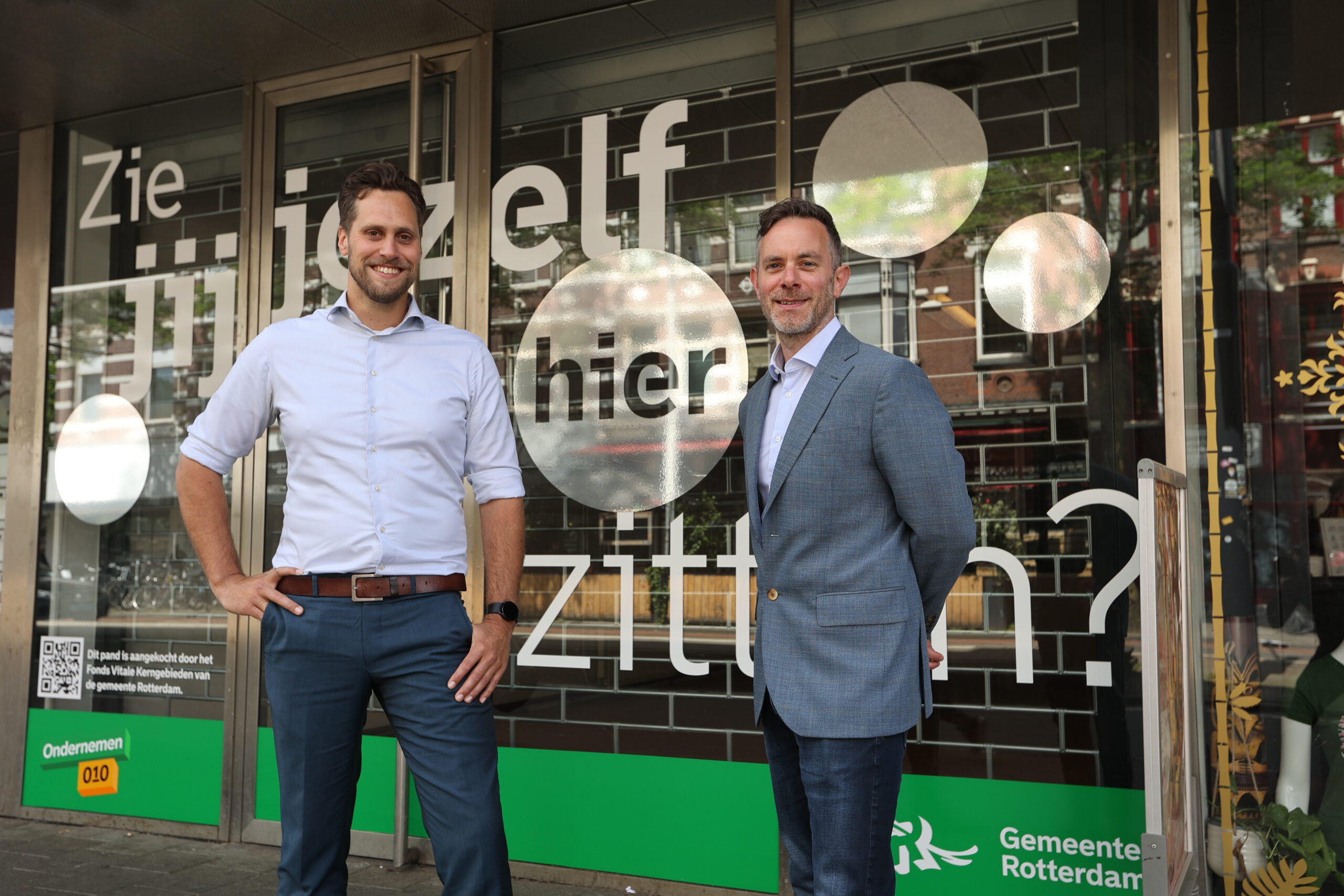 Martijn van Halem (links) en Roel van Wensen van het Fonds Vitale Kerngebieden aan de Binnenweg in Rotterdam.
