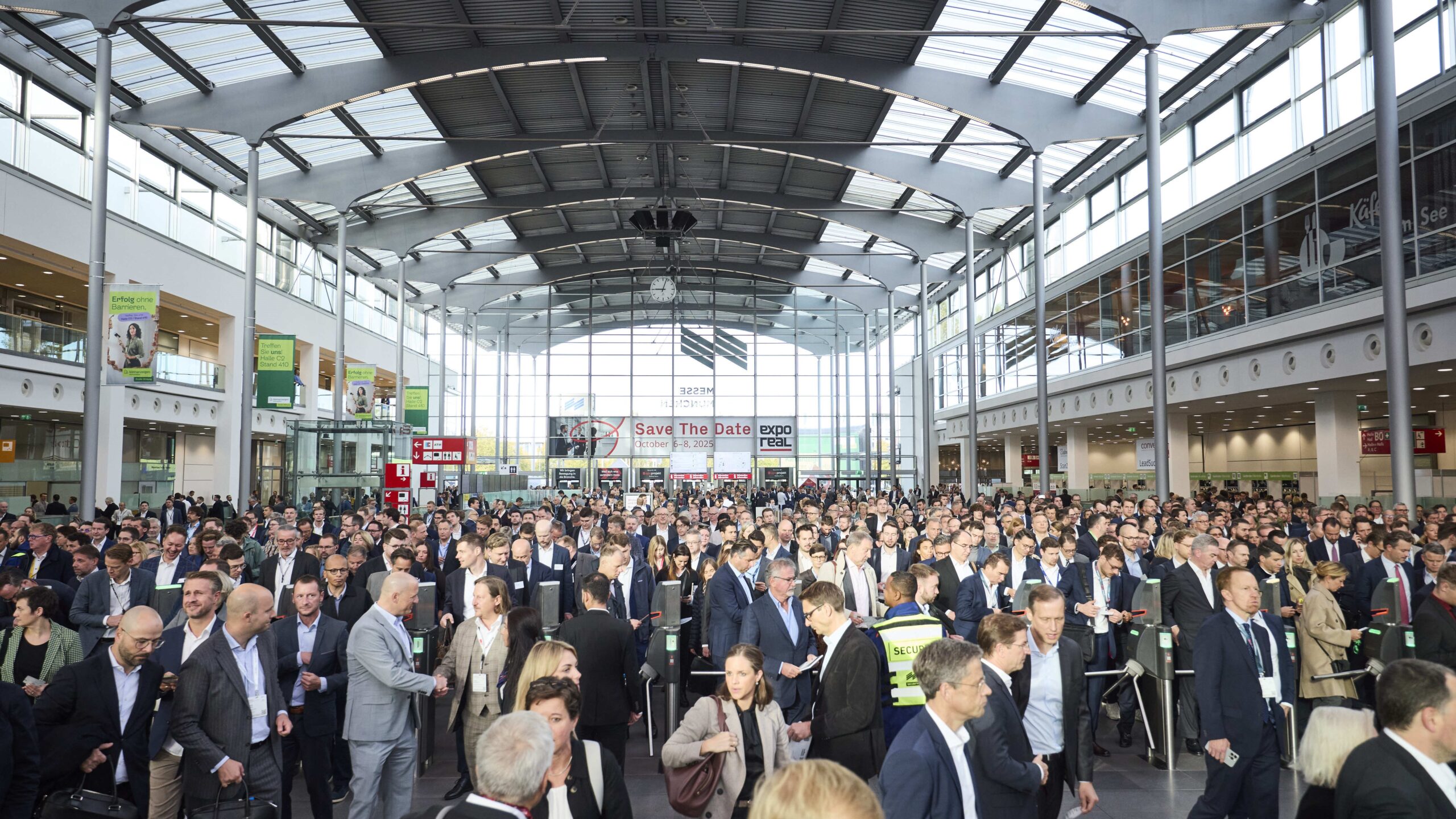 Bezoekers bij de ingang van de Expo Real in München