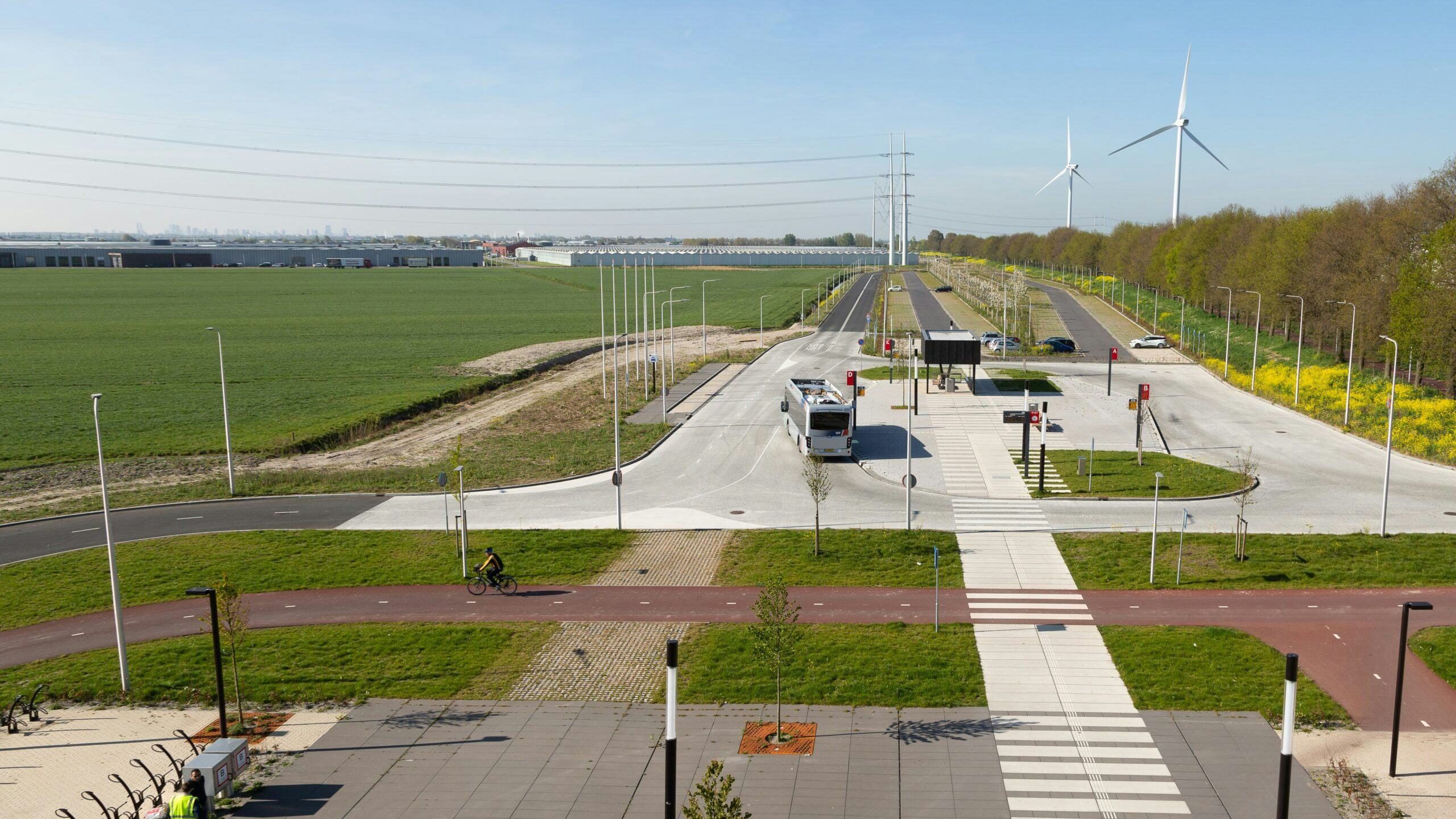 Een deel van het terrein (linksboven) waar de woningen moeten komen. Beeld: Ger Metselaar / Shutterstock
