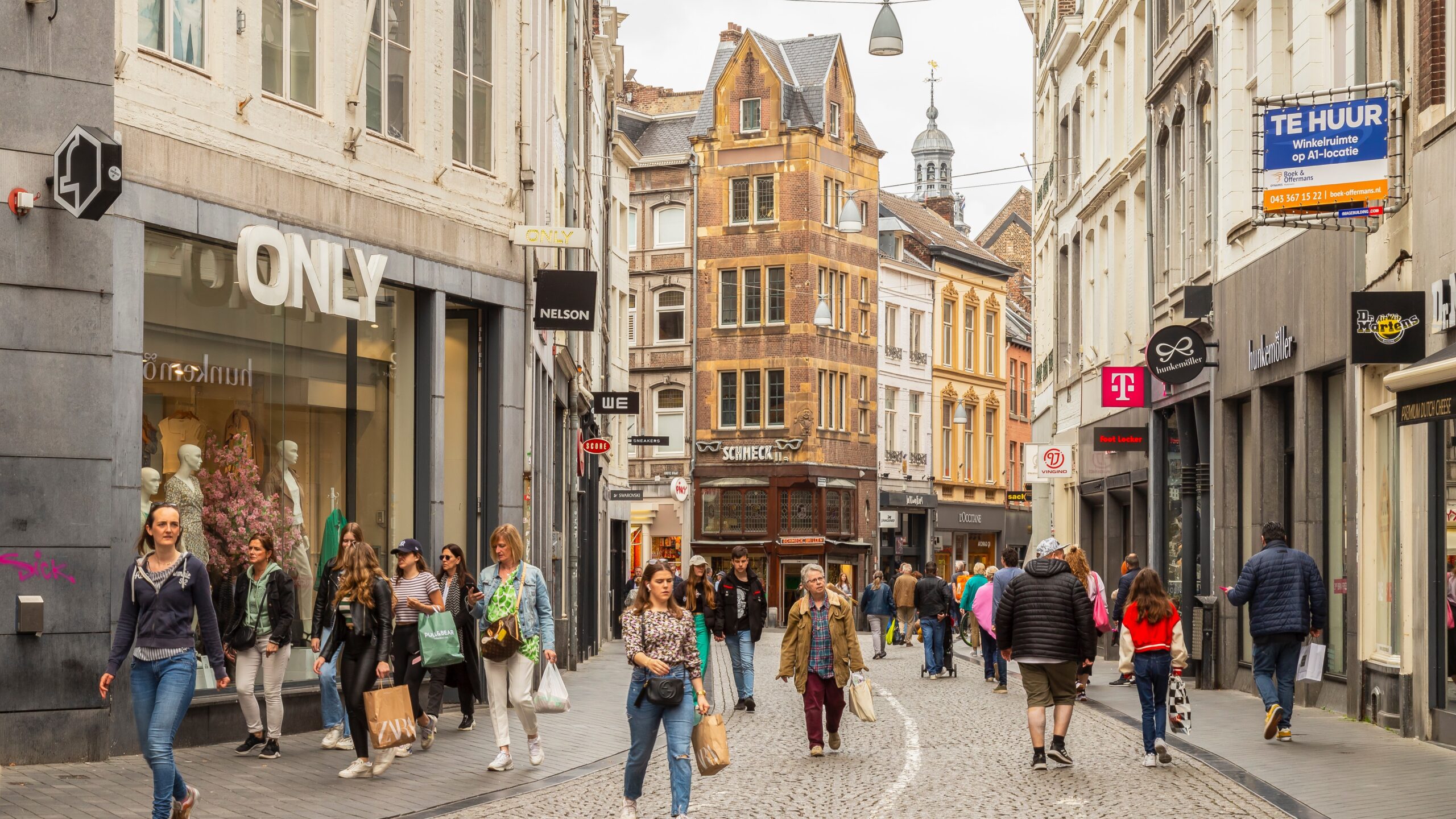 Hoewel in bepaalde sectoren sprake is van stabilisatie, verdwijnen er nog steeds fysieke winkels in Nederland. Vooral in de kleding- en schoenensector is de neergaande lijn nog niet tot stilstand gekomen. Beeld: Wolf-photography / Shutterstock