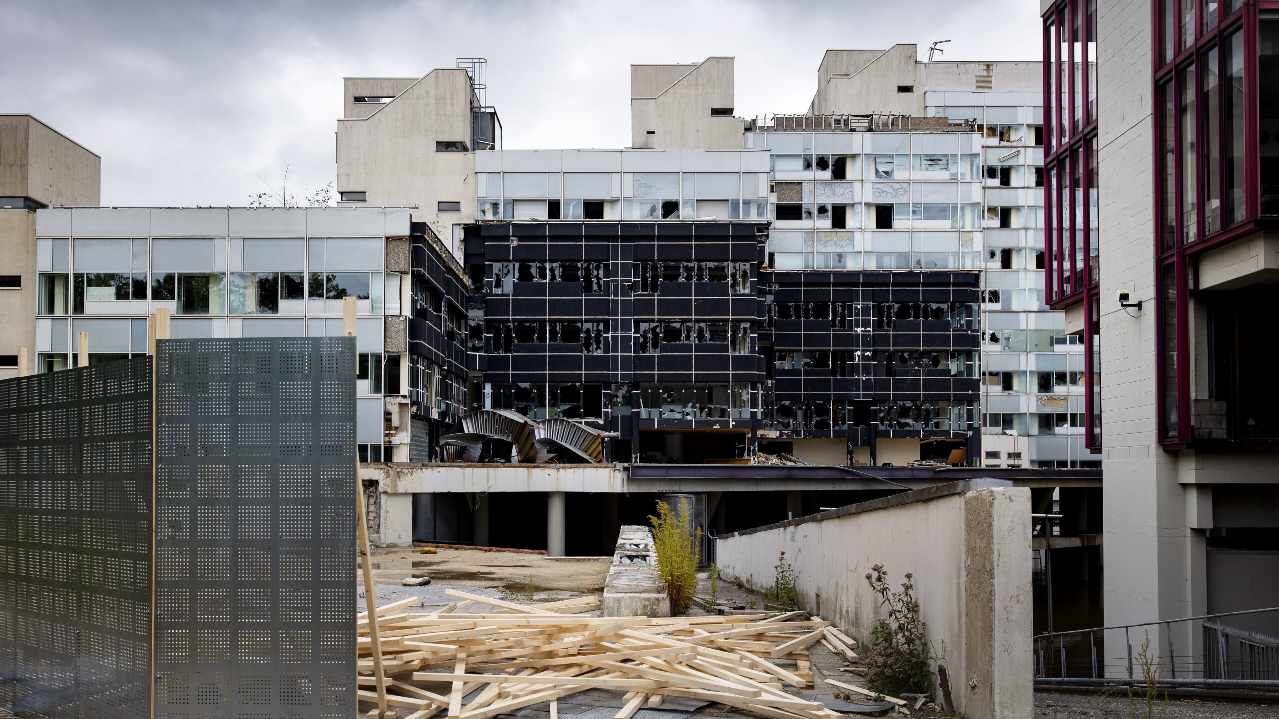 Vanwege de verloedering heeft de gemeente Apeldoorn het voormalige Centraal Beheer-pand dicht laten spijkeren. Foto: ANP / Ramon van Flymen