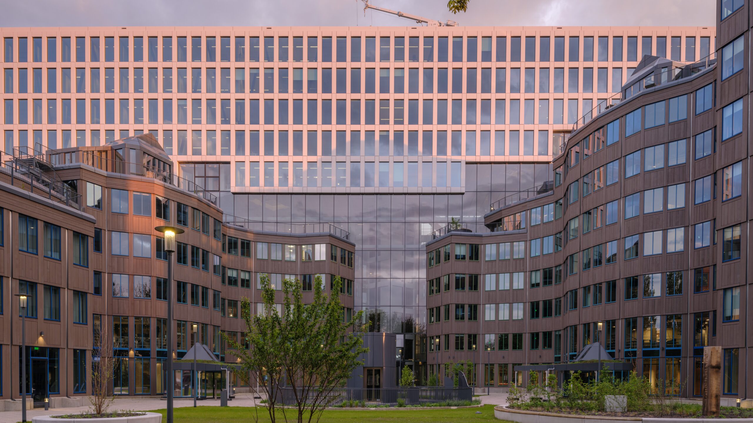 De achthoekige torens die werden ontworpen door Aldo Van Eyck, worden overkoepeld door een nieuwe 'landscraper'. Beeld: Ossip van Duivenbode