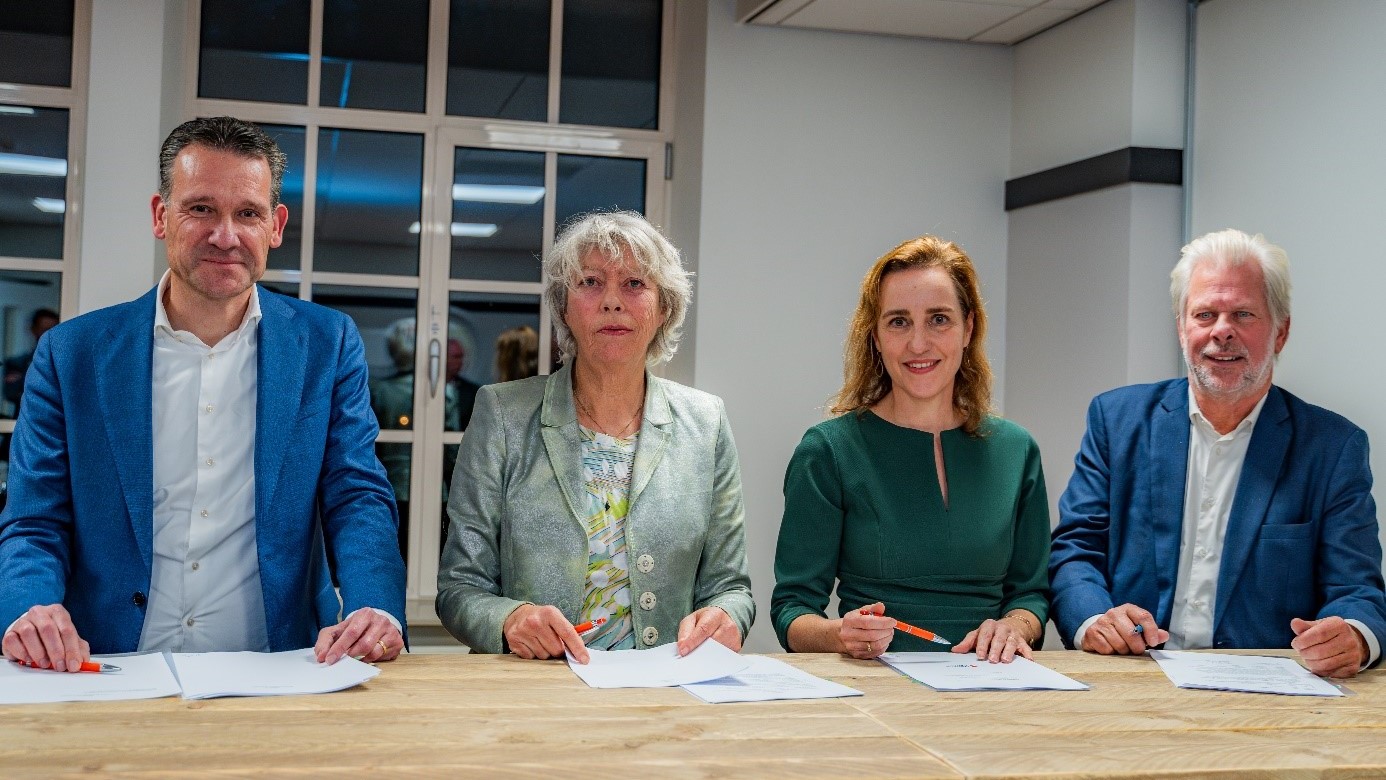 v.l.n.r. Dennis van Vugt (cfo Amvest), Miranda Blomberg (werknemersvoorzitter SPW), Heleen Aarts (ceo Amvest) en Henk Jagersma (werkgeversvoorzitter SPW). 
