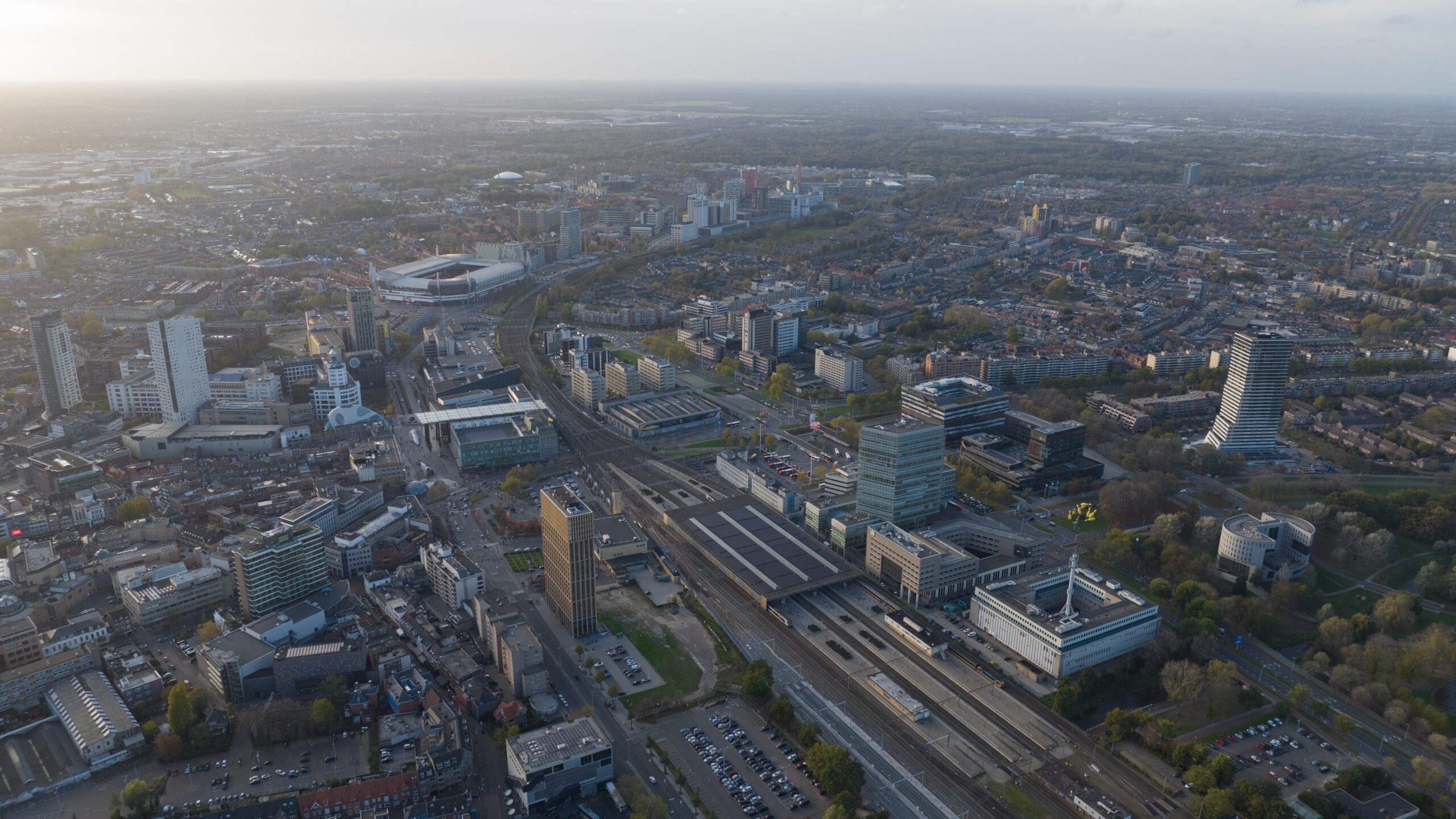Een luchtfoto van Eindhoven. Foto: Shutterstock / Make more Aerials