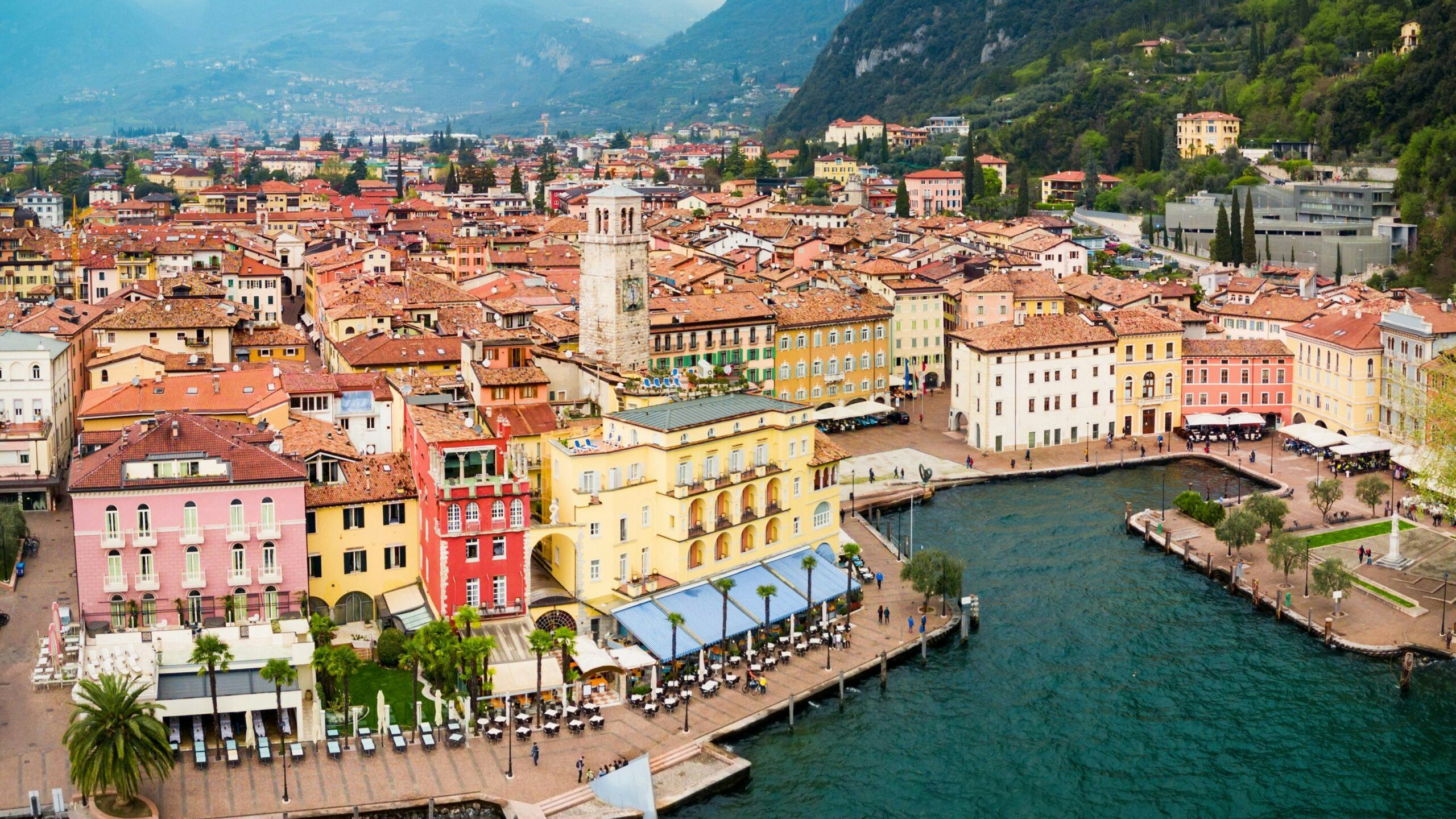 Het onderzoek van justitie in de regio Zuid-Tirol strekte zich uit tot het dorpje Riva del Garda. Foto: Saiko3p / Shutterstock.
