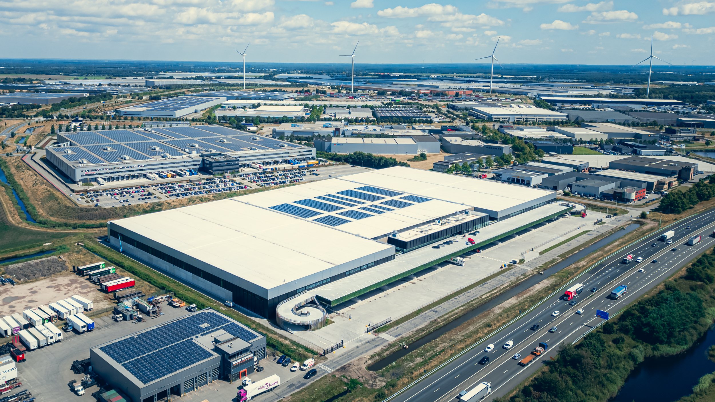 Het nieuwe distributiecentrum van Seacon op logistiek bedrijventerrein Trade Port North Venlo. 