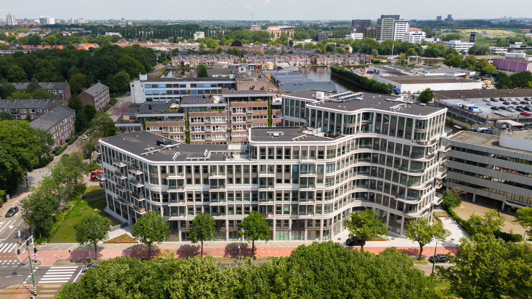 The Harbor House in Rijswijk is een voorbeeld van een project waarvan de appartementen oorspronkelijk bedoeld waren voor verhuur, maar die uiteindelijk in de verkoop zijn gegaan. 