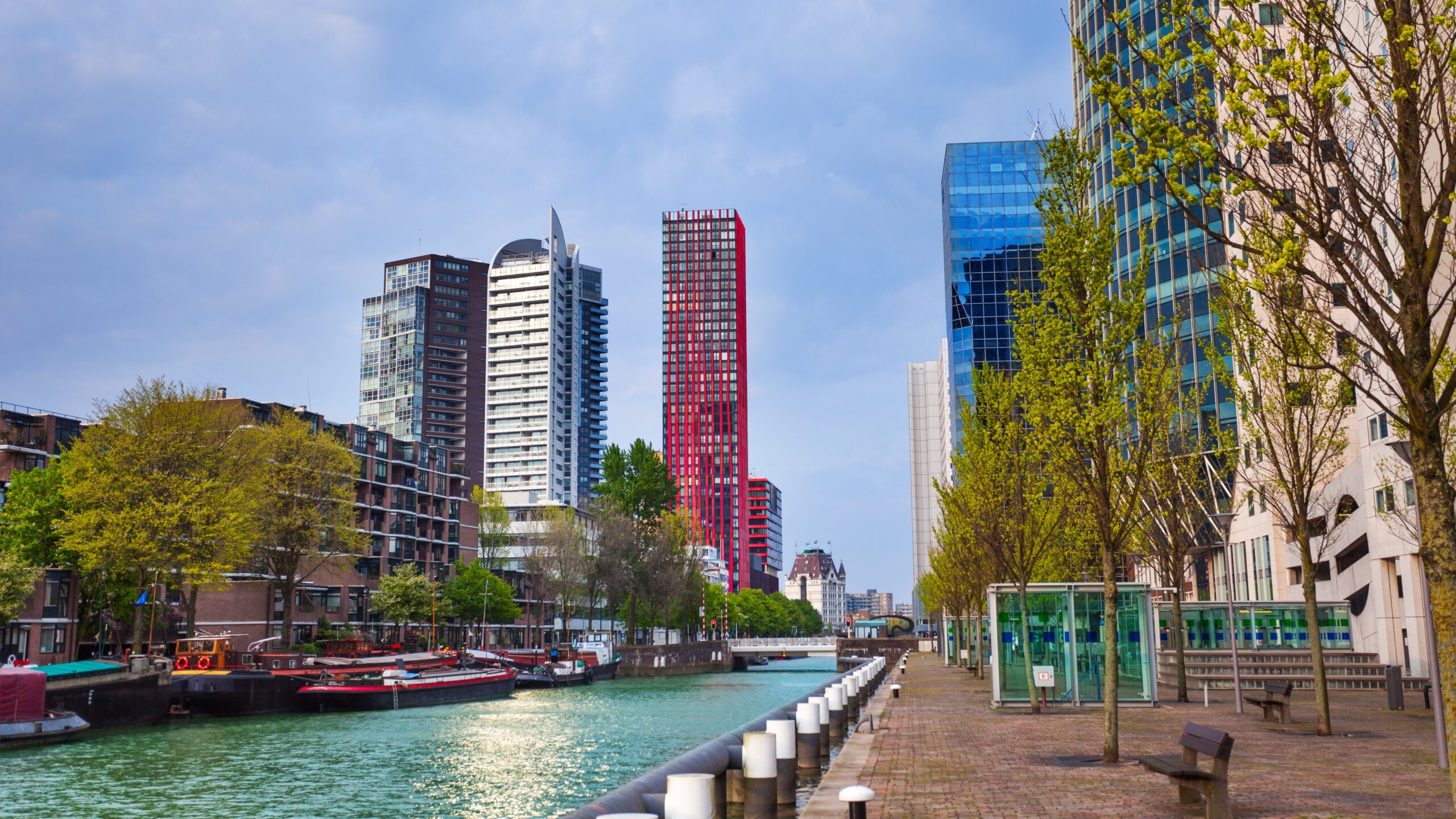 De woontoren Riva wordt aan de linkerkant gebouwd aan de Scheepmakershaven. Foto: Shutterstock / Sergey Novikov