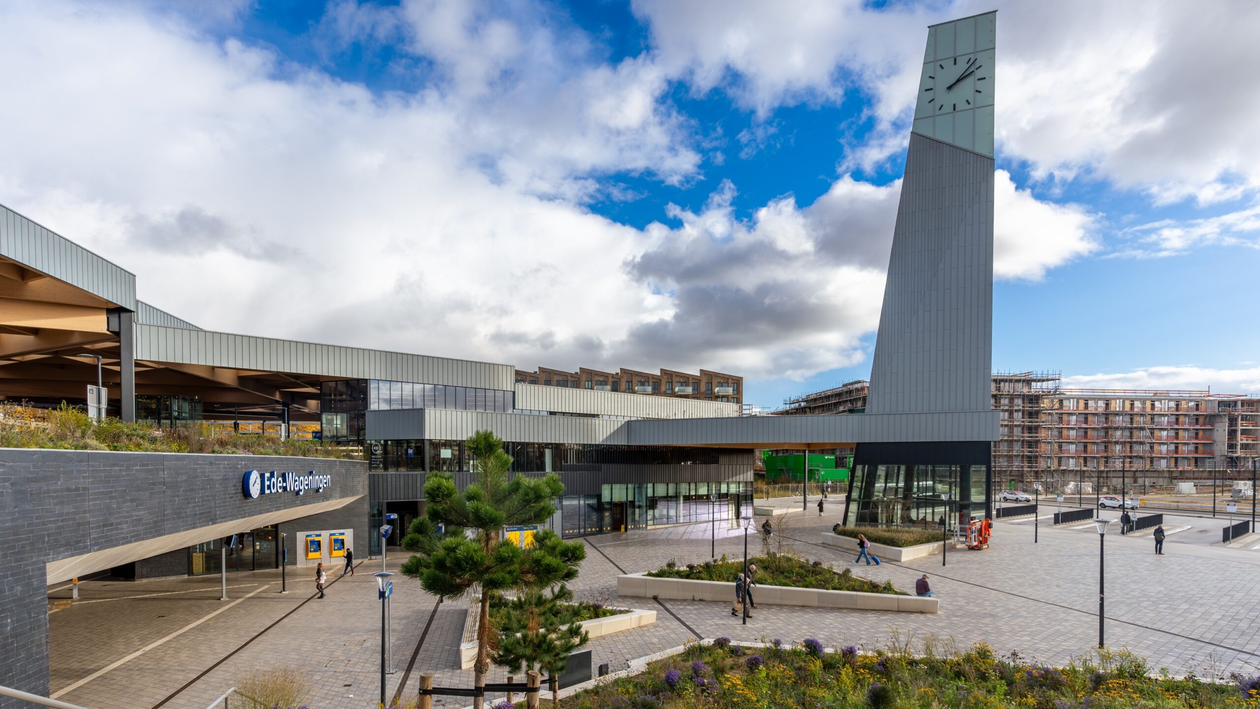 Onder meer door de goede verbindingen en het sterk vernieuwde intercitystation komt Ede steeds meer in de gunst van woningbeleggers. Foto: Milos Ruzicka/Shutterstock.com