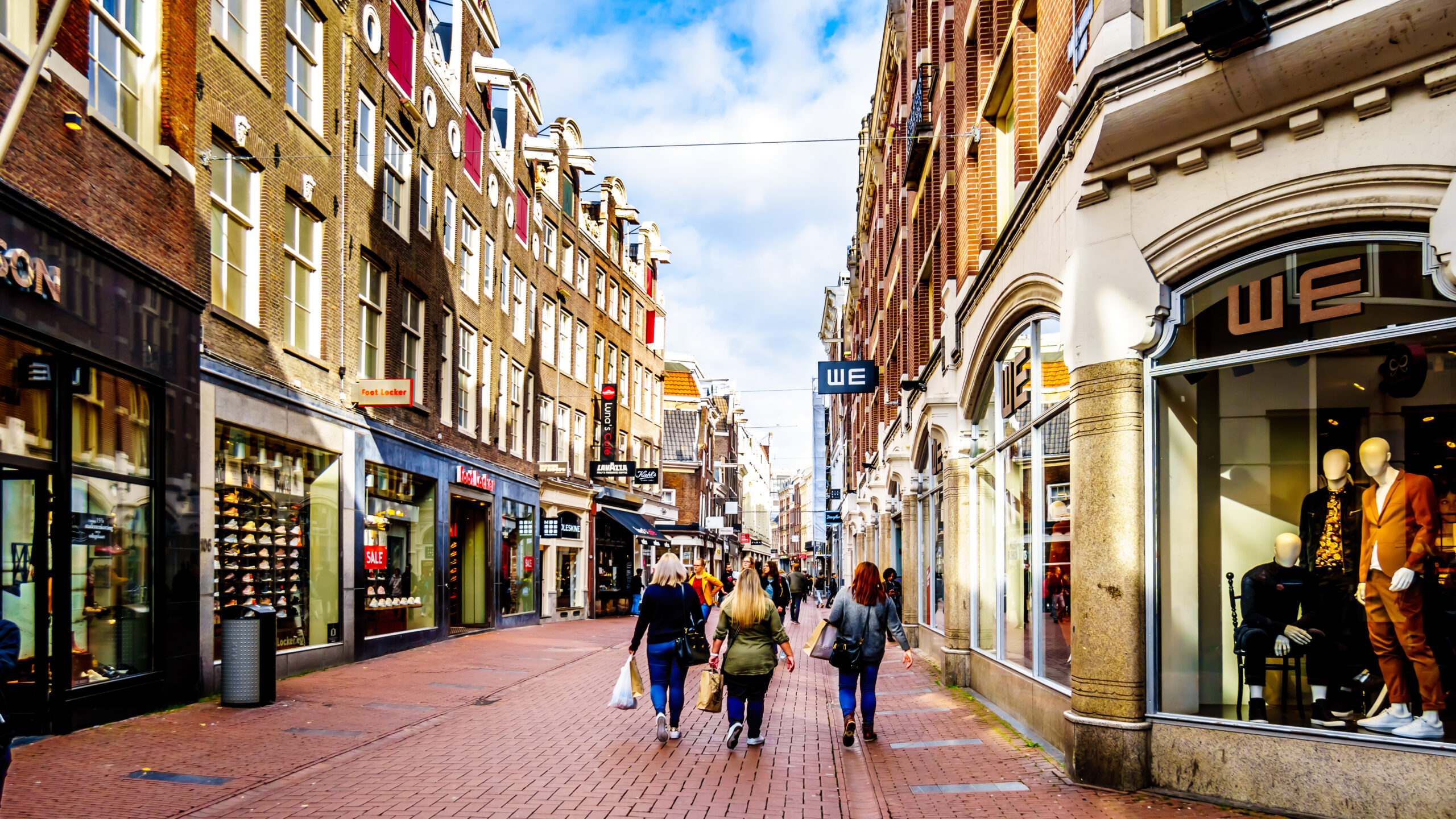 De Kalverstraat in Amsterdam wordt weer beter bezocht, doordat toeristen de hoofstad opnieuw weten te vinden. Beeld: Harry Beugelink/Shutterstock
