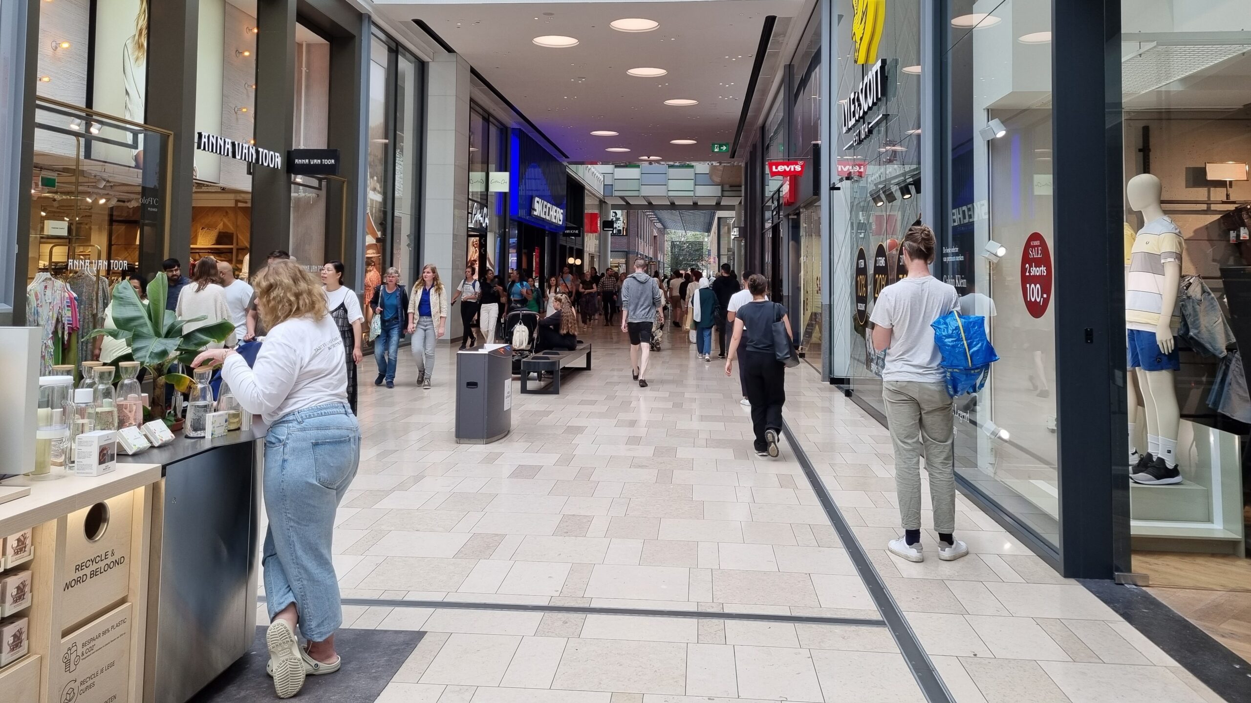 Die hogere passantenstroom op de zaterdagmiddag zie je sterk in Utrecht bij winkelcentrum Hoog Catharijne vanwege de ruimere 
openingstijden. Beeld: Minhanphotos/Shutterstock