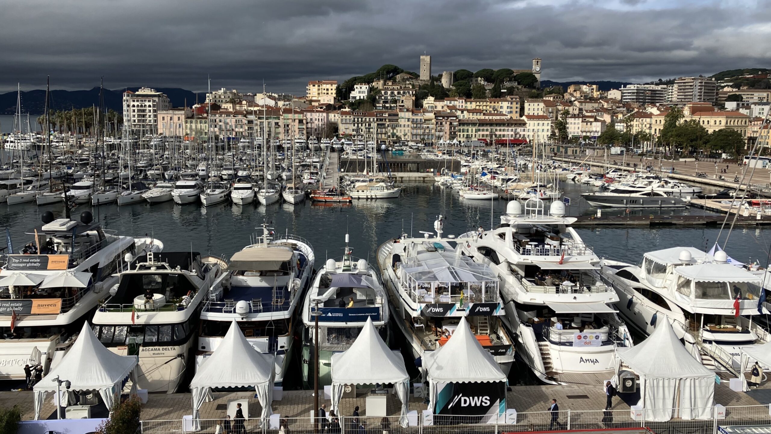 Niets is wat het lijkt. Zo bleek ook in Cannes, waar de regen werd ingeruild voor een voorzichtig zonnetje. Ook de bezoekers van de Mipim waren een stuk positiever gestemd dan je gezien de spanningen in de wereld zou verwachten. Foto: Vastgoedmarkt