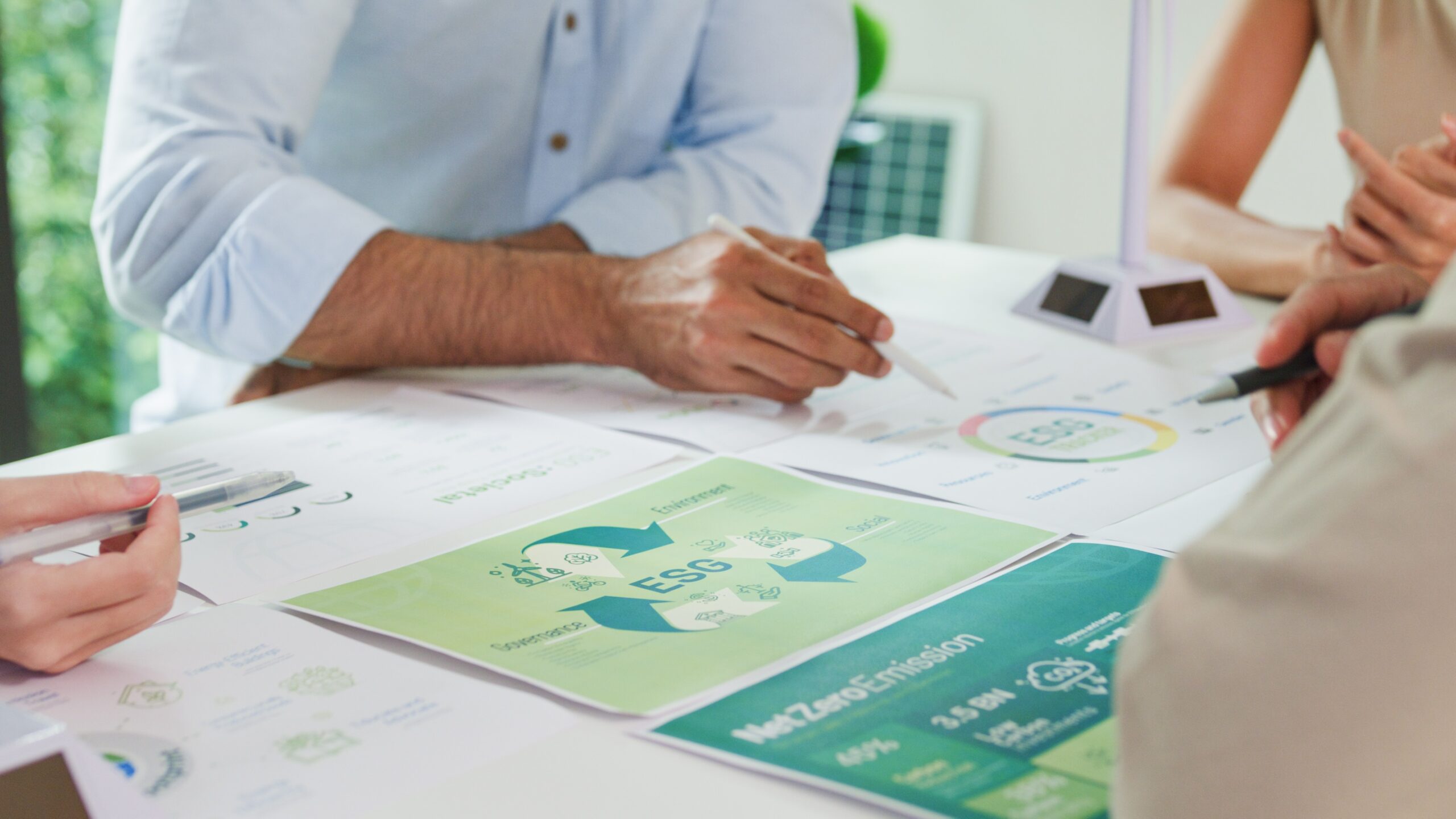 Uit een KPMG-onderzoek blijkt dat 70 procent van de ondervraagden vertrouwen blijft houden in het ESG-beleid. Foto: Tirachard Kumtanom/Shutterstock