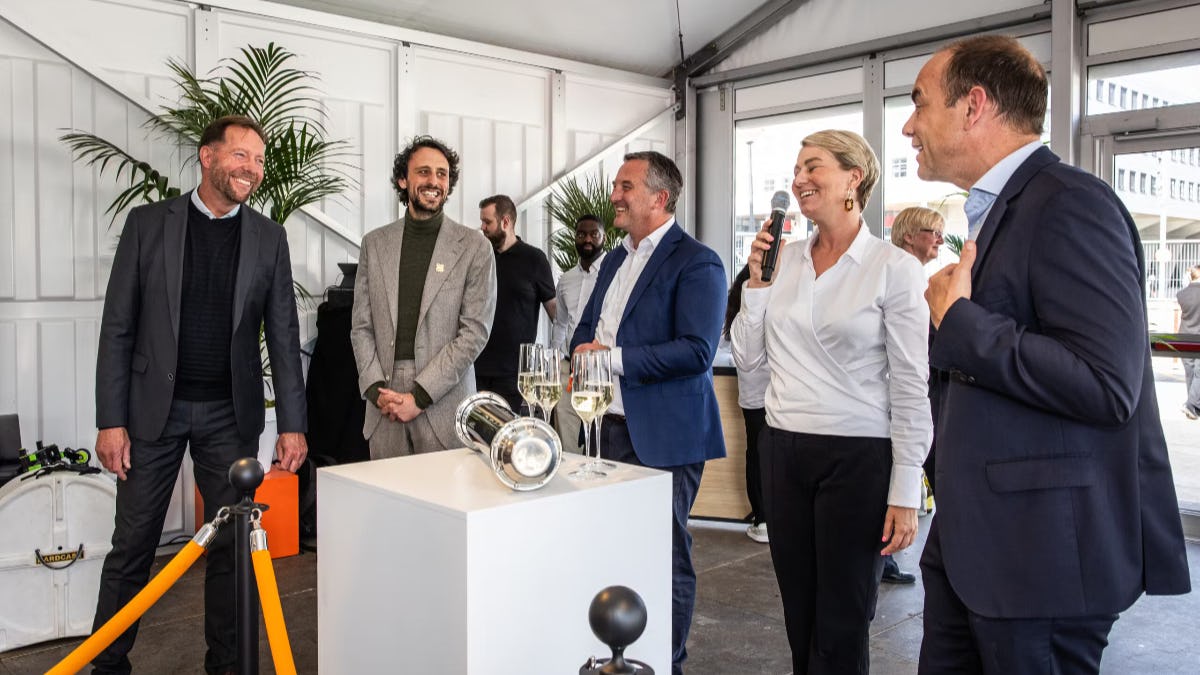 Van links naar rechts: Ad Hagedoorn (ING), Vincent de Kom (stadsdeelbestuur Amsterdam Zuidoost), Edwin Kuiper (DuraVermeer), Marjoleine Appelboom (ING) en Peter Jacobs (ING). Beeld ANP Foto