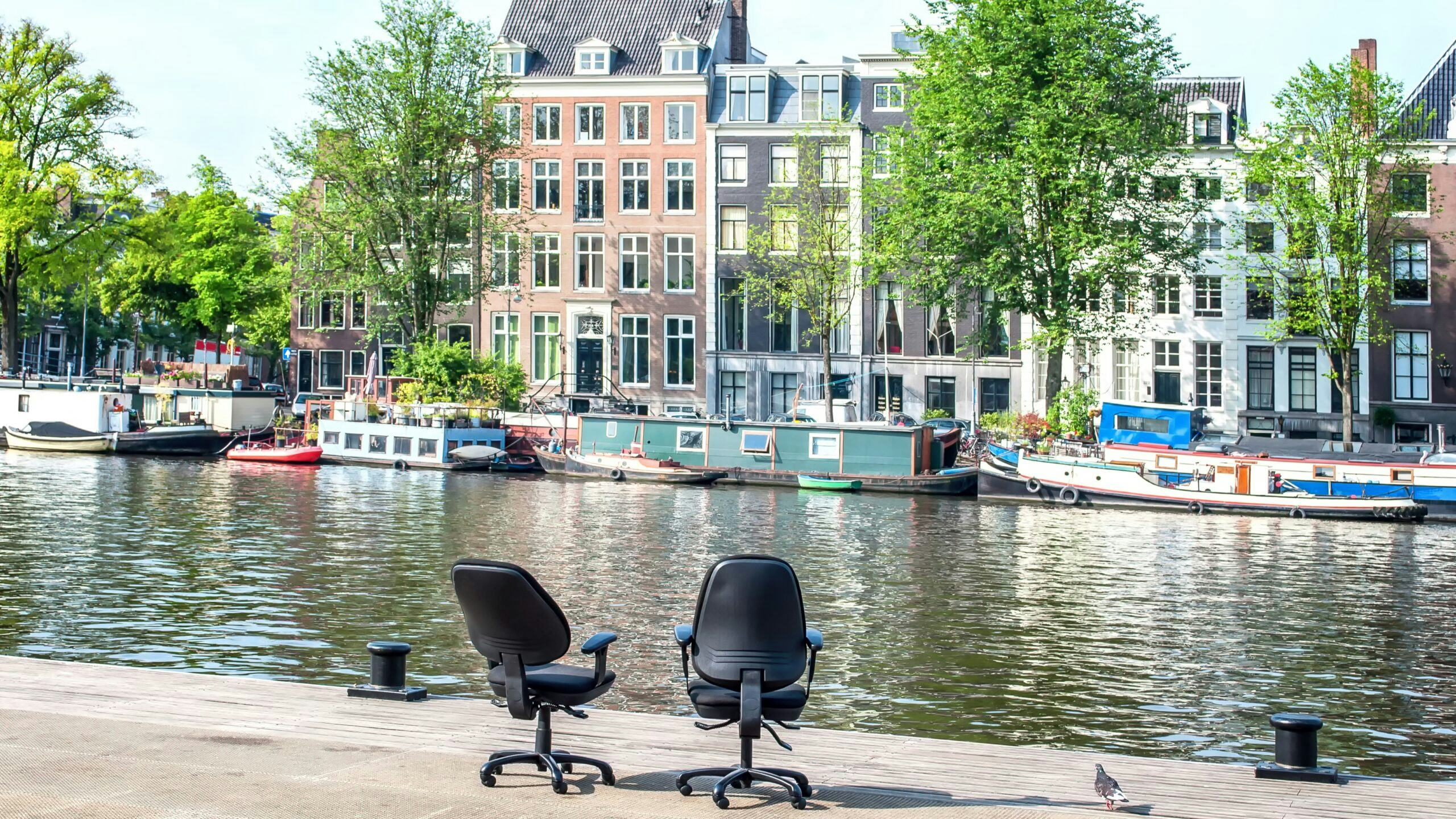 In Amsterdam en omgeving zouden 8.000 kantoren zijn zonder verplicht label. Na bureaustudie van studenten bleven daar nog 1.400 van over. Foto: ArtShotPhoto/Shutterstock