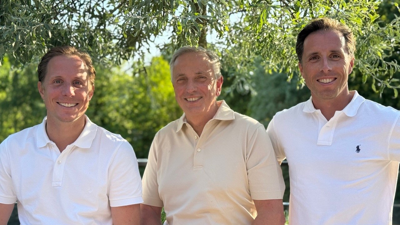 Peter Paul Buijs te midden van zijn zoons Lodewijk (links) en Alexander (rechts). ‘Dat sparren met je kinderen kreeg ik er als cadeau bij.’