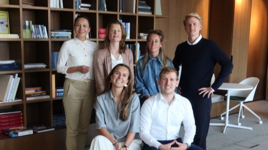 Foto: V.l.n.r. Laura Seckel, Aileen Kleemans, Chantal Hout, Bram van Zandvoort
Zittend: Charlotte Heman, Julian Nienhuis