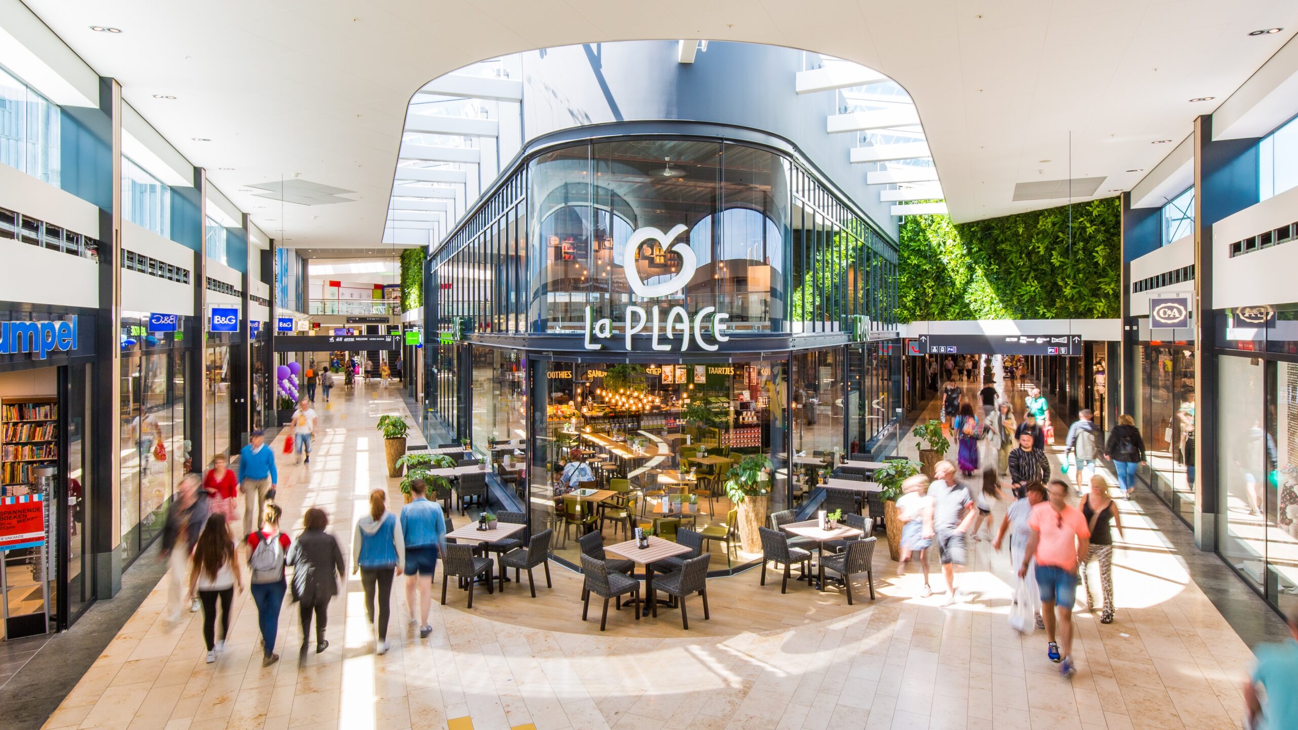 Winkelcentrum Middenwaard in Heerhugowaard. Foto: Twycer / www.twycer.nl