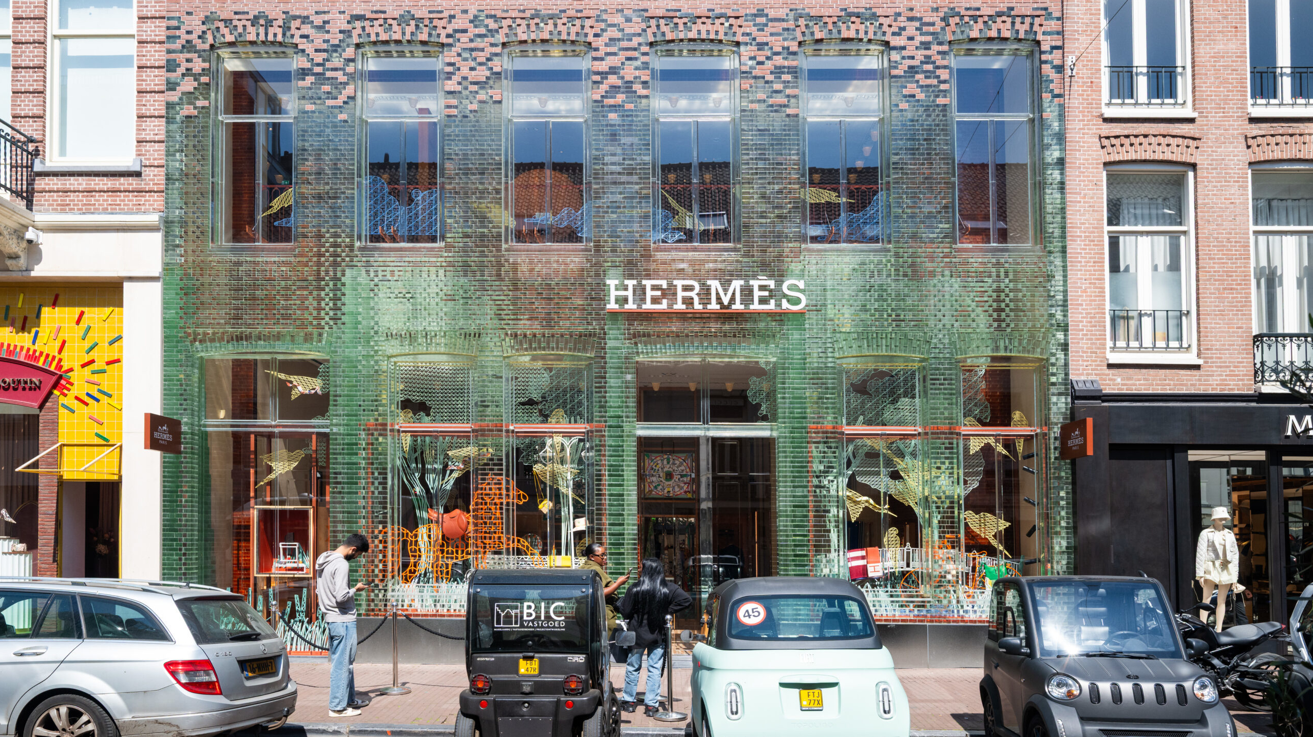Het Hermès-gebouw in het midden van de straat is een van de meest gefotografeerde gebouwen in de stad. Foto: Cor Salverius