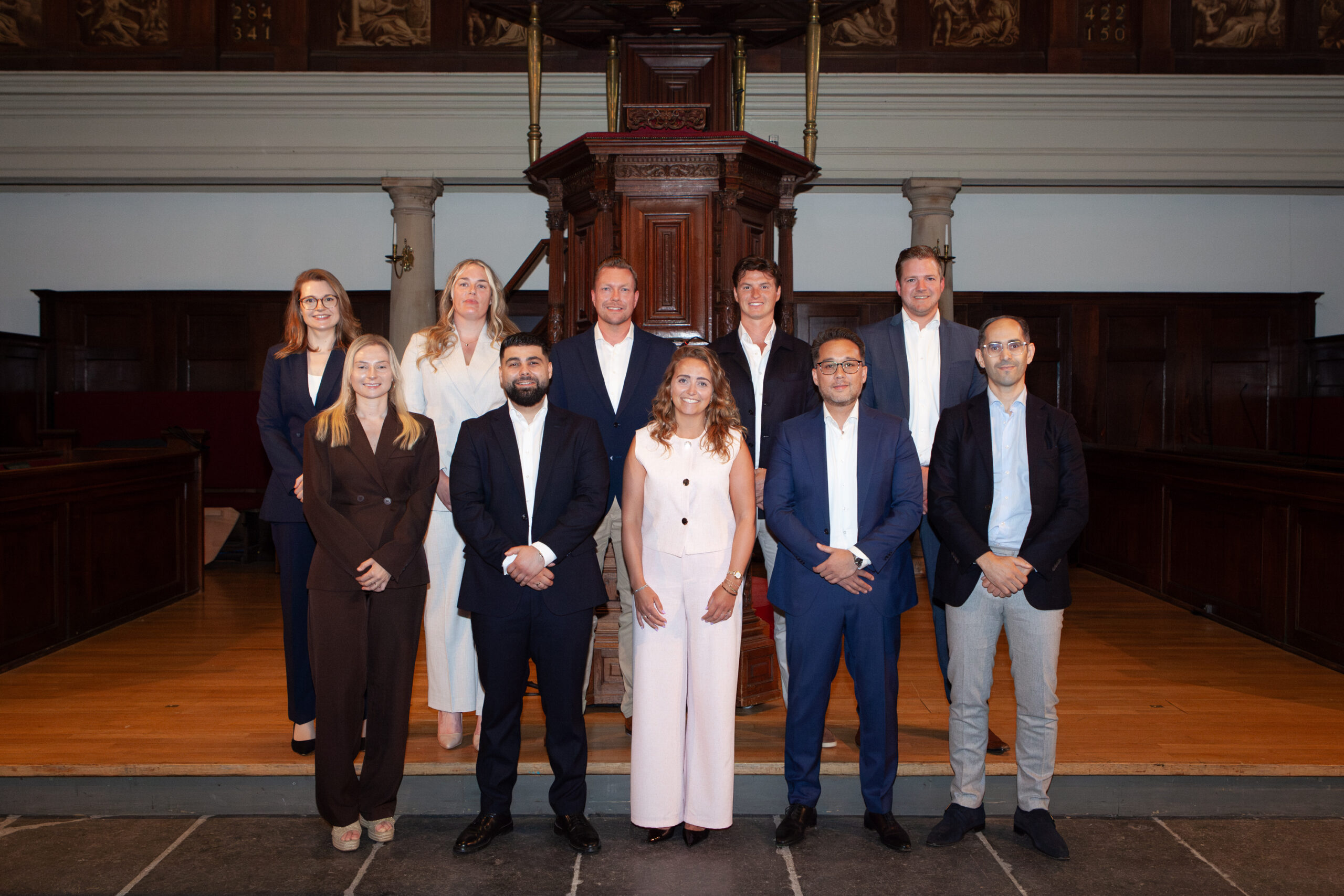 Achteraan van links naar rechts: Jozien van der Wal, Nieske Voordouw, Peter Swart, Tom Grippeling, Marvin de Roode.
Vooraan: Margot Duijster, Burak Aydin, Caroline van Duren, James Kraft van Ermel, Hafid el Boughlali.