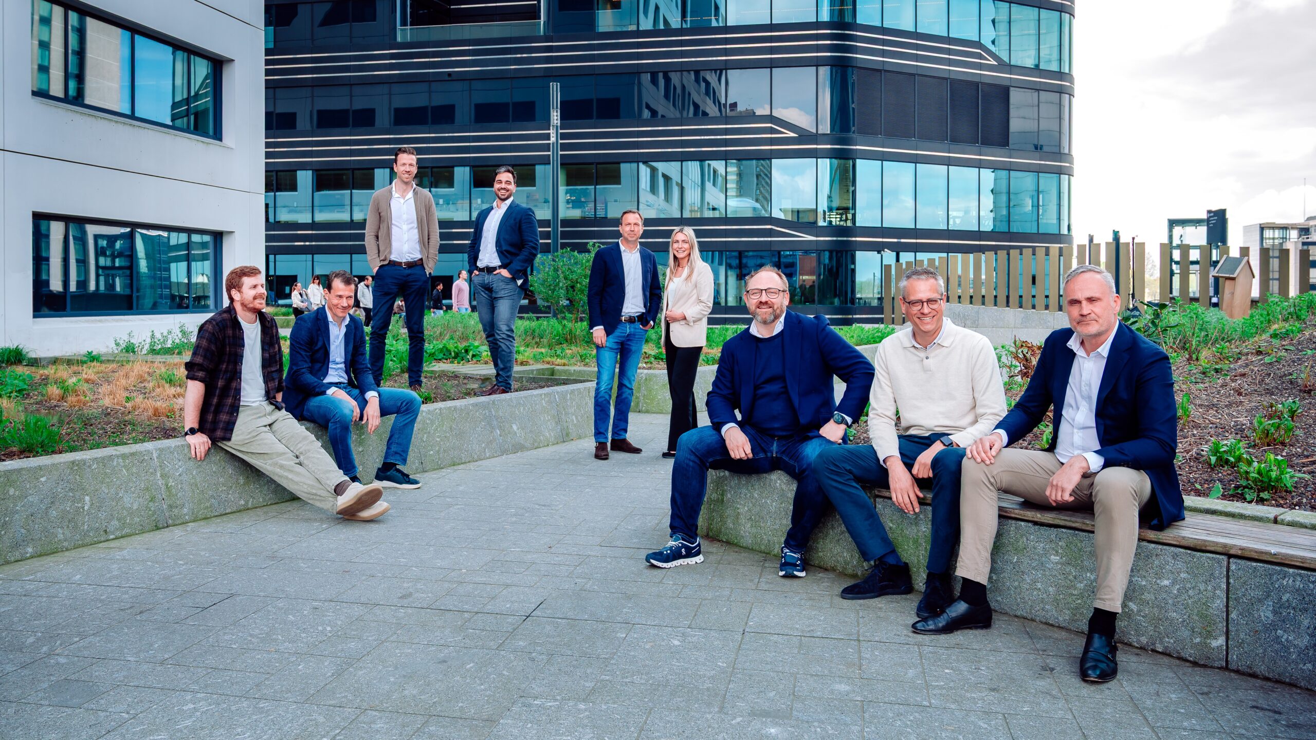 Team RNHB (David Foxwell derde van rechts en Berny van der Torren tweede van rechts).