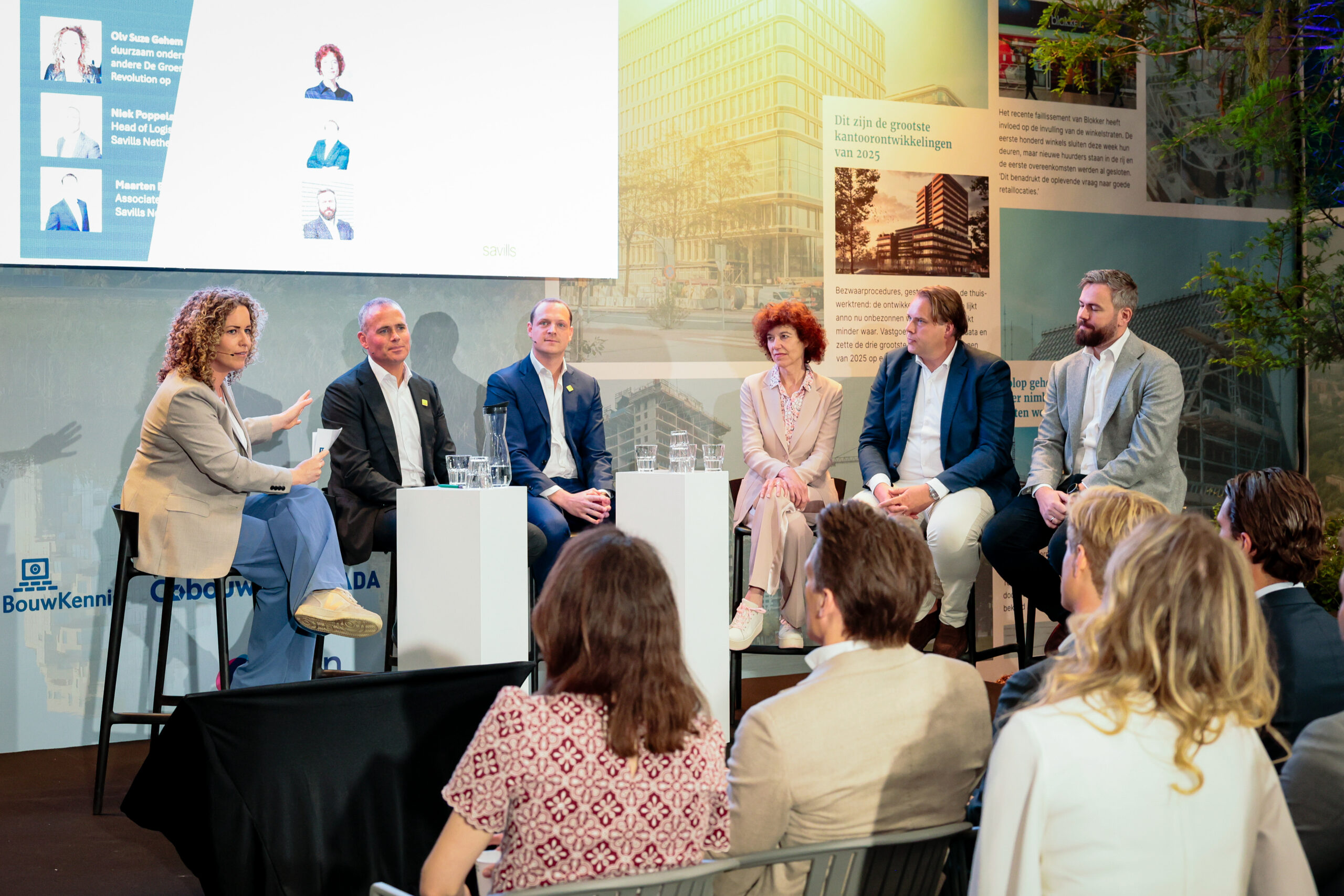 Vlnr: gespreksleider Suze Gehem, Niek Poppelaars (Savills), Maarten Bulstra (Savills), Eva Klein Schiphorst (SADC), Alexander van Gastel (Logicor) en Tom van Ginkel (Joulz). Foto: Eyesmile Photography