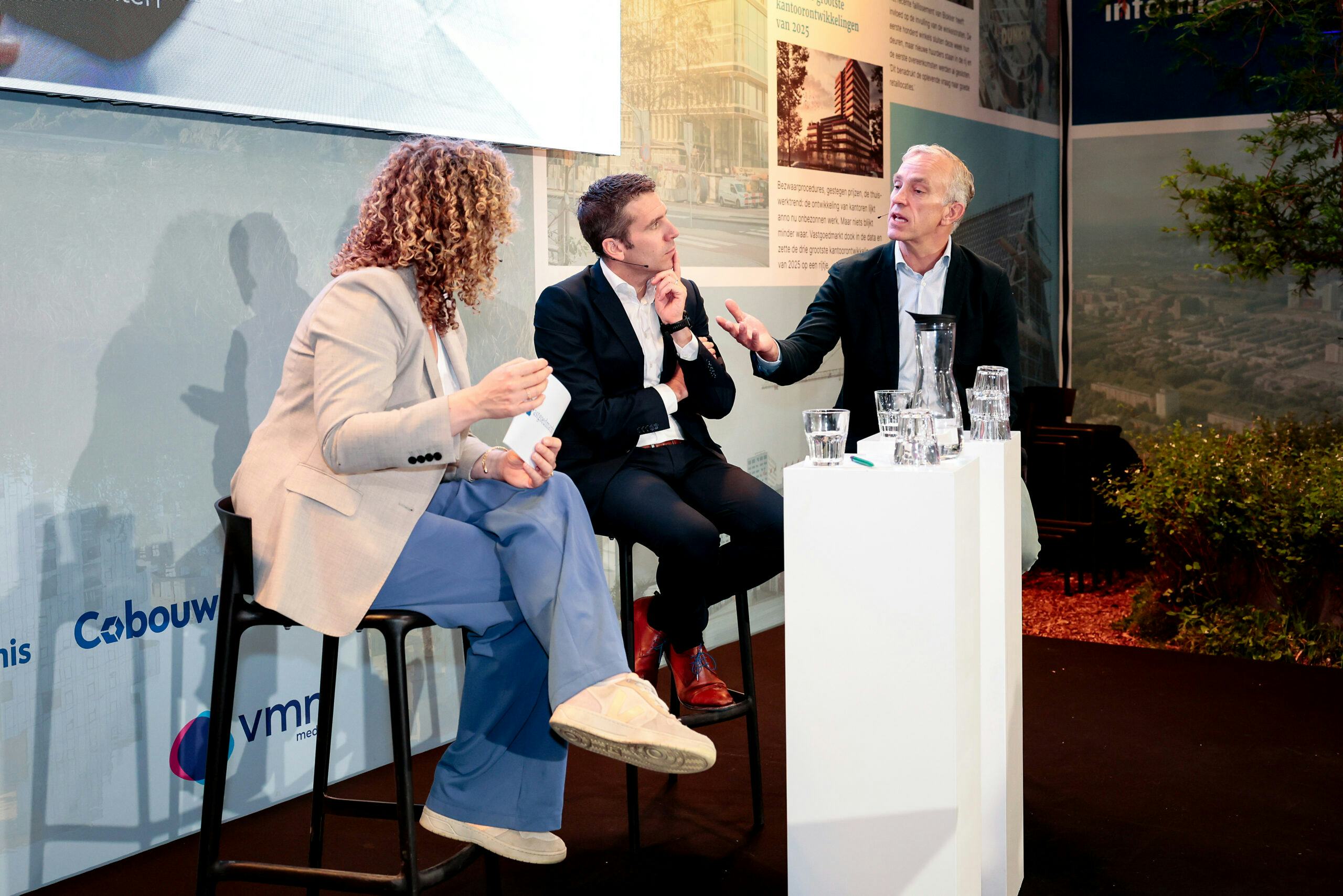 Bram van Rijt (midden), managing director van VDL De Meeuw en Stephan Steijn (rechts), directeur van WIJK. Foto: Eyesmile Photography