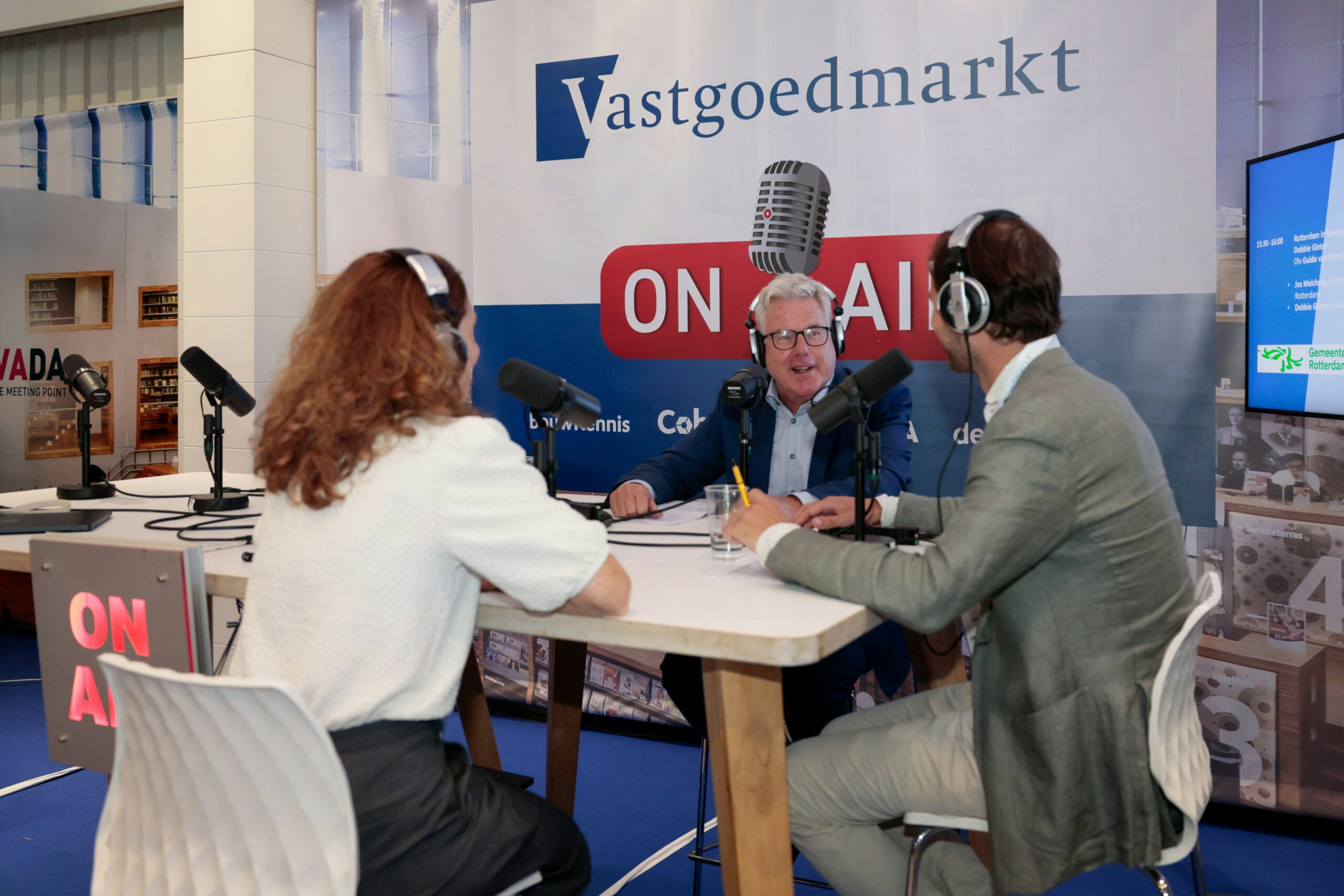 Debbie Ginter, gebiedsontwikkelaar bij de gemeente Rotterdam (links), en Jos Melchers, directeur Gebiedsontwikkeling bij de gemeente Rotterdam (midden). Foto: Eyesmile Photography