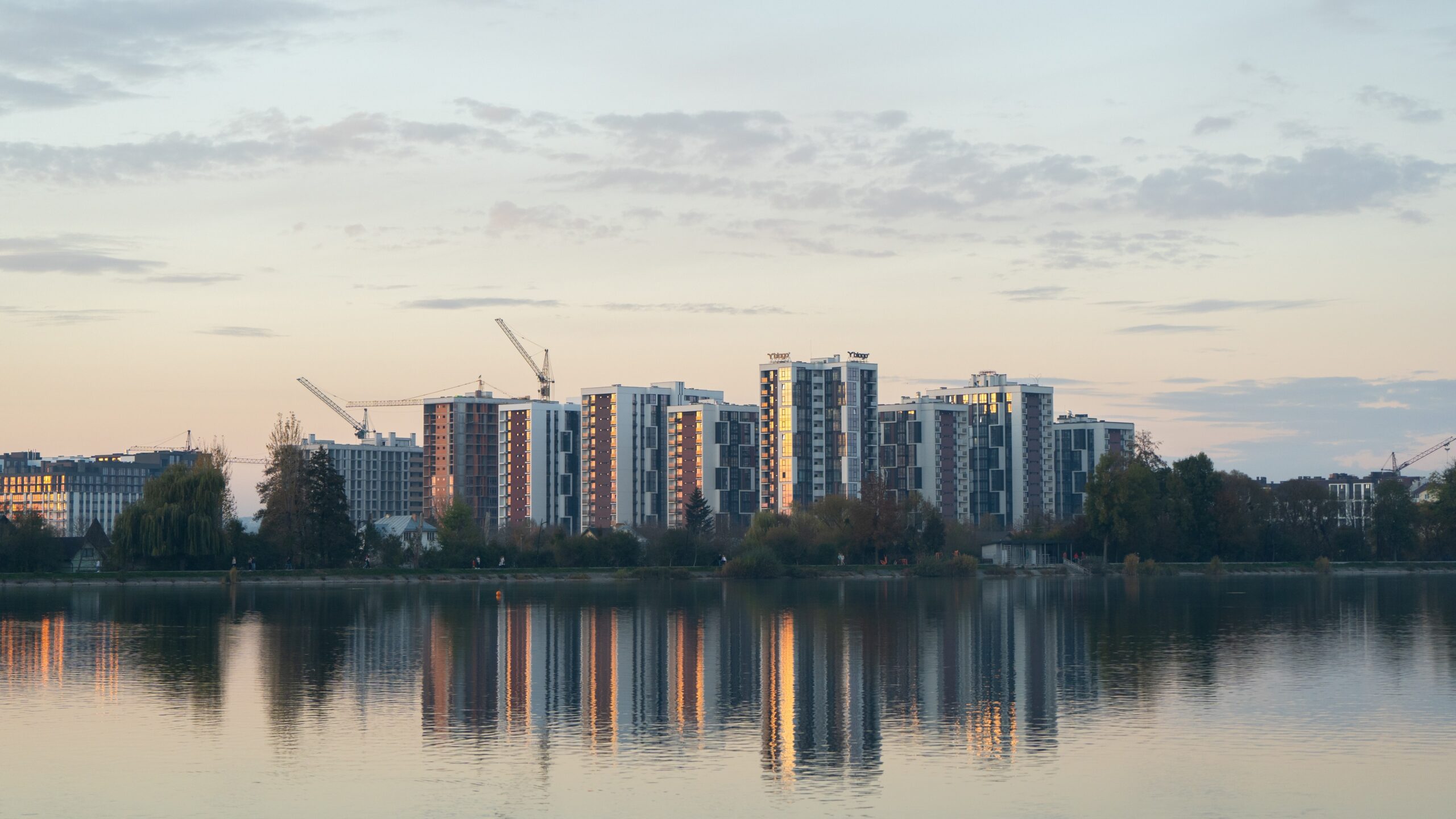 Ondanks de oorlog gaan de vastgoedontwikkelingen in Oekraïne vaak gewoon door, zoals blijkt uit deze vorig jaar opgeleverde complexen in Ivano-Frankivsk. Foto: Andrii Yalanskyi / shutterstock