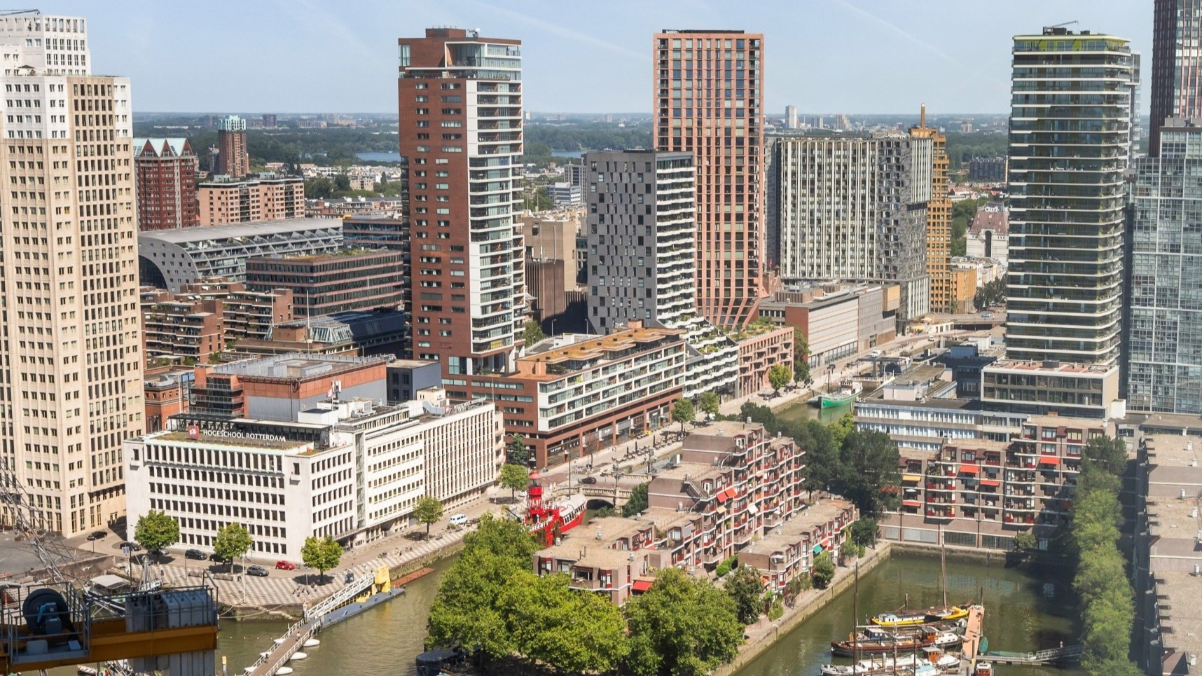 Rotterdam is de stad met de skyline, bestaande uit gebouwen die allemaal een topetage hebben die aangeprezen wordt als ‘penthouse’. Foto: Ooms