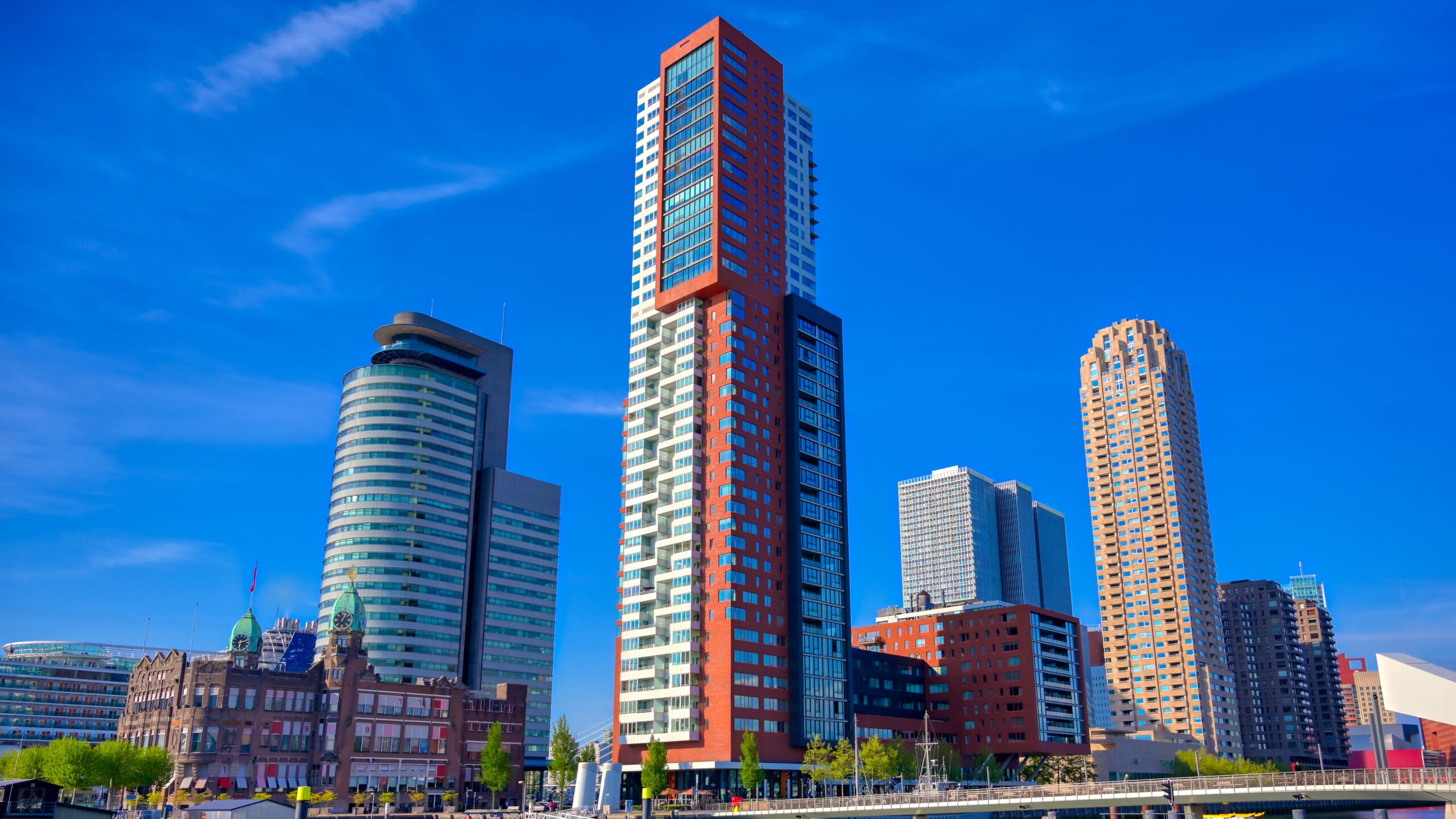 'Voor 5 miljoen koop je een penthouse van 520 m2 in de woontoren Montevideo op de Wilhelminapier.' Foto: Structured Vision / Shutterstock.com