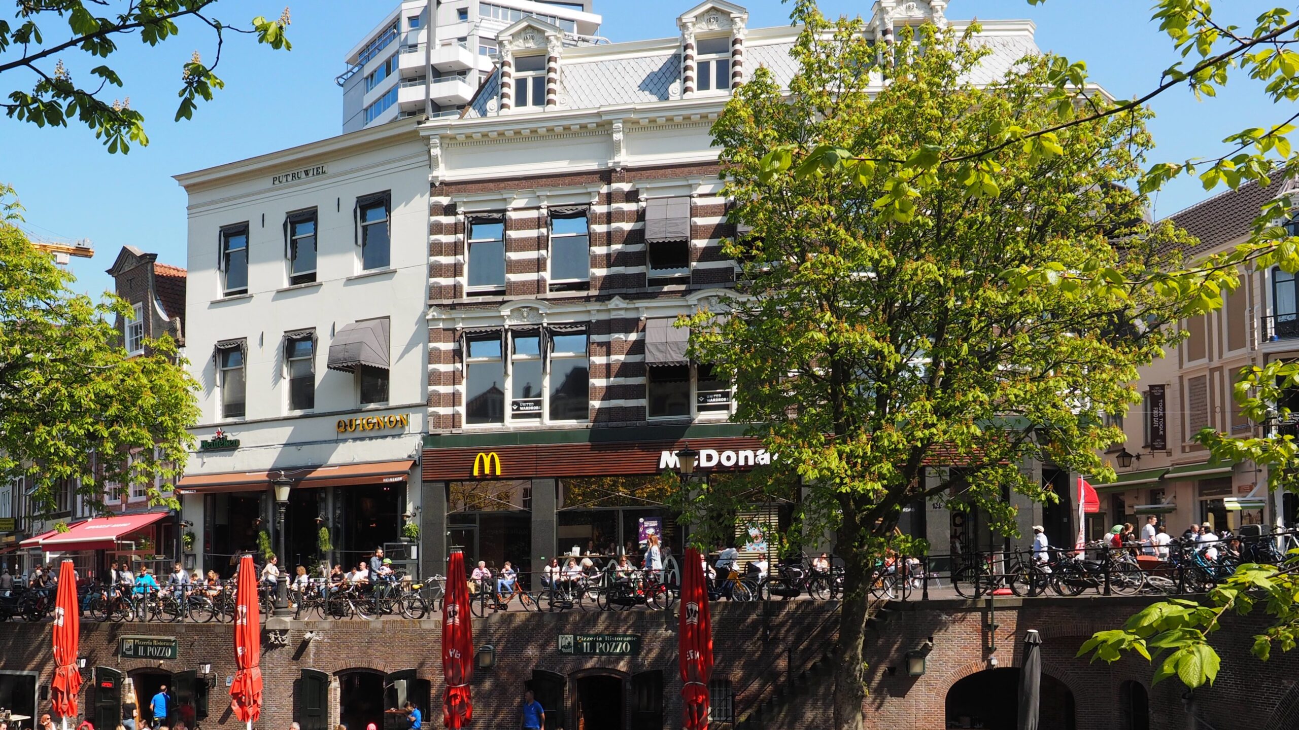 Vastned bezit vastgoed op toplocaties, zoals het pand dat gehuurd wordt door McDonald's in Utrecht aan de Oude Gracht. Foto: place-to-be / Shutterstock.com