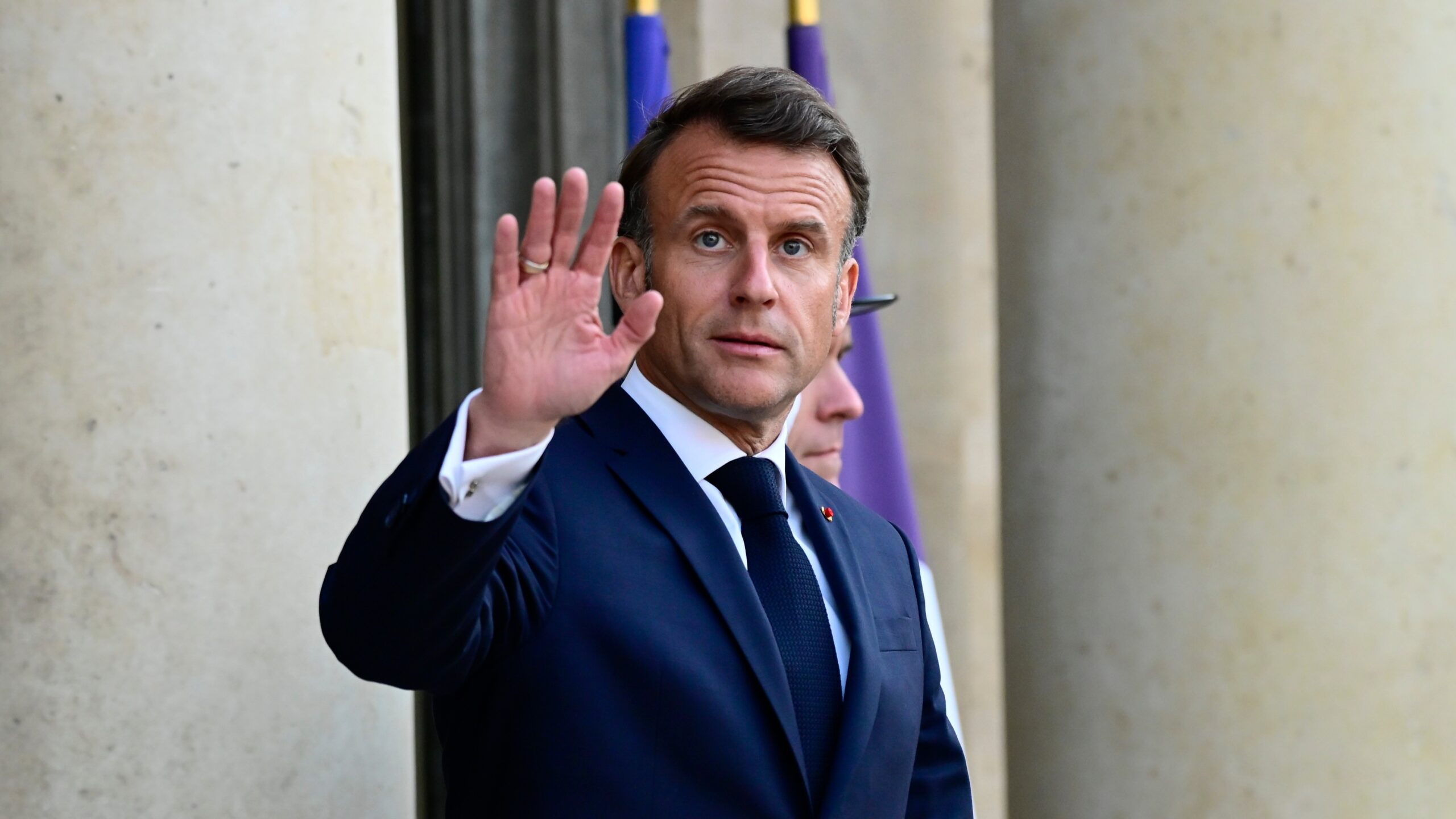 De Franse president Emmanuel Macron heeft Sébastien Lecornu aangesteld als nieuwe premier. François Bayrou bood dinsdag zijn ontslag aan. Beeld: Federico Pestellini / Shutterstock