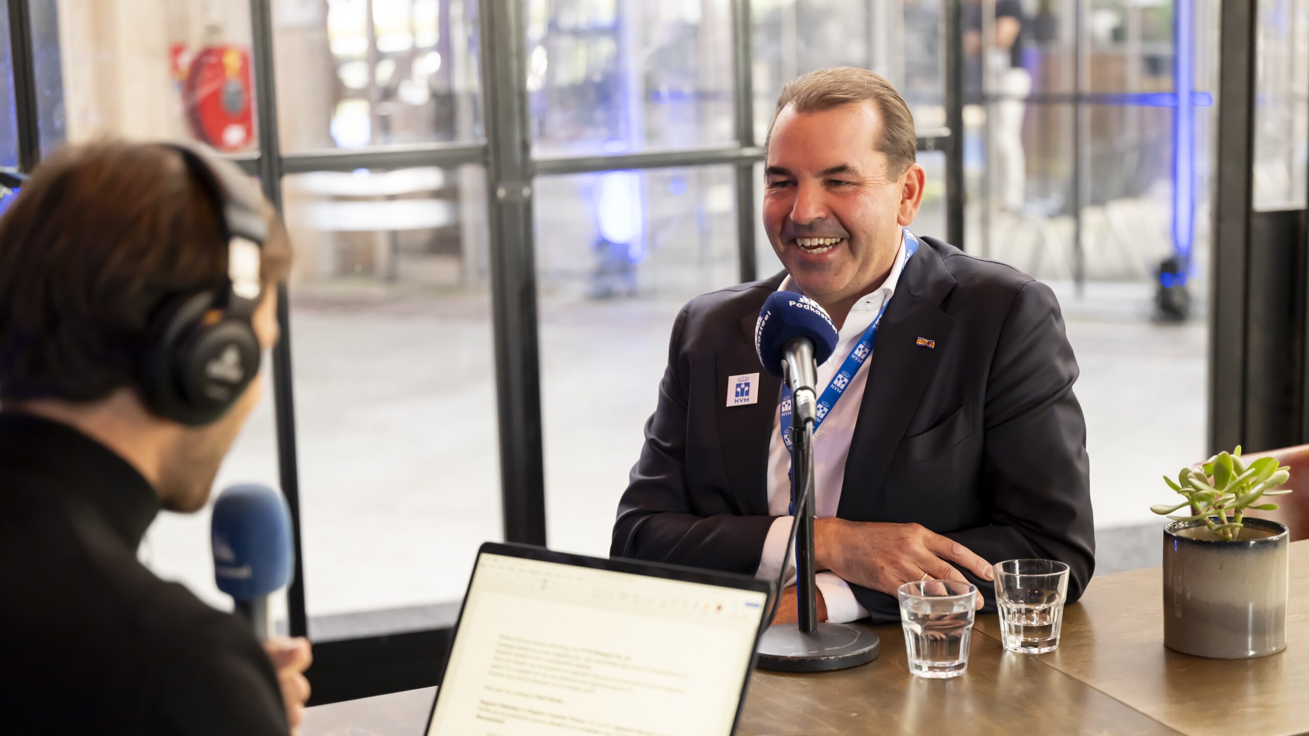  Rolf Harder, registertaxateur, registermakelaar, lid van het Algemeen Bestuur van NVM en gemeenteraadslid in Bloemendaal.