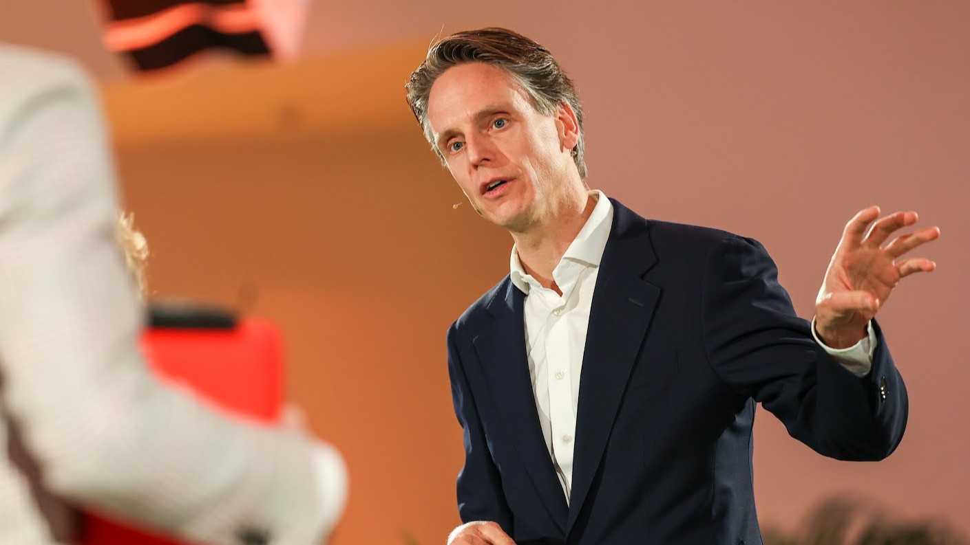 Onno Dwars tijdens het Congres Dutch Green Building Week van DGBC op 30 september 2025. Foto: Roos Trommelen