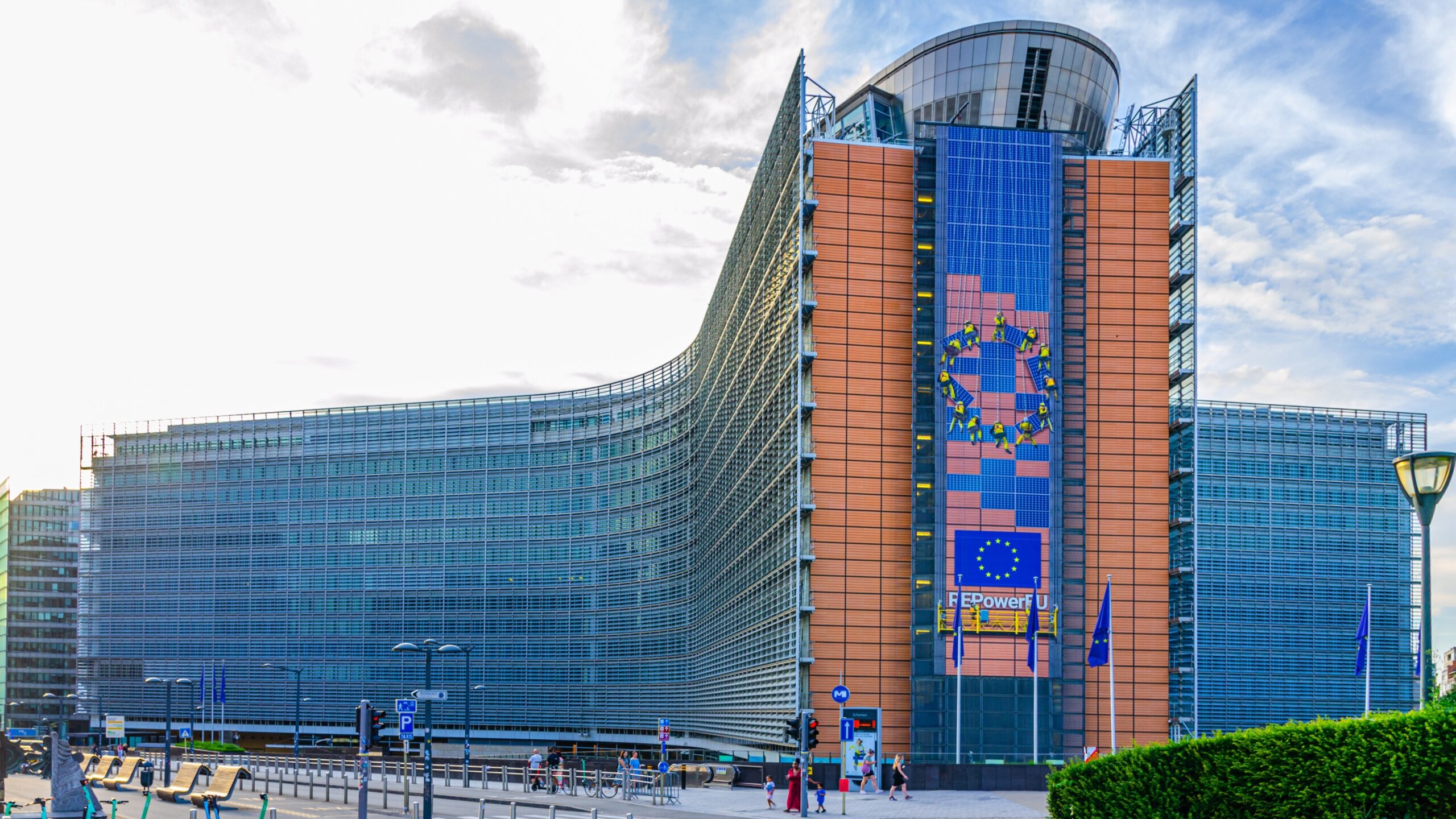 Het kantoor van de Europese Commissie in Brussel. De Green Deal van de Commissie heeft als doel de uitstoot van broeikasgassen tegen 2030 met minstens 55 procent te verminderen en tegen 2050 klimaatneutraliteit te bereiken. Foto: Aliaksandr Antanovich / Shutterstock.com