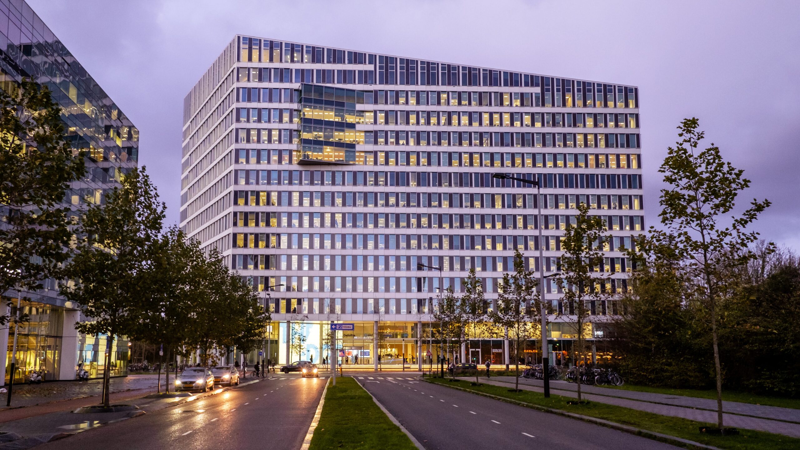 Kantoorgebouw The Edge in Amsterdam, ontwikkeld door en in handen van Edge Technologies. Foto: www.hollandfoto.net / Shutterstock.com