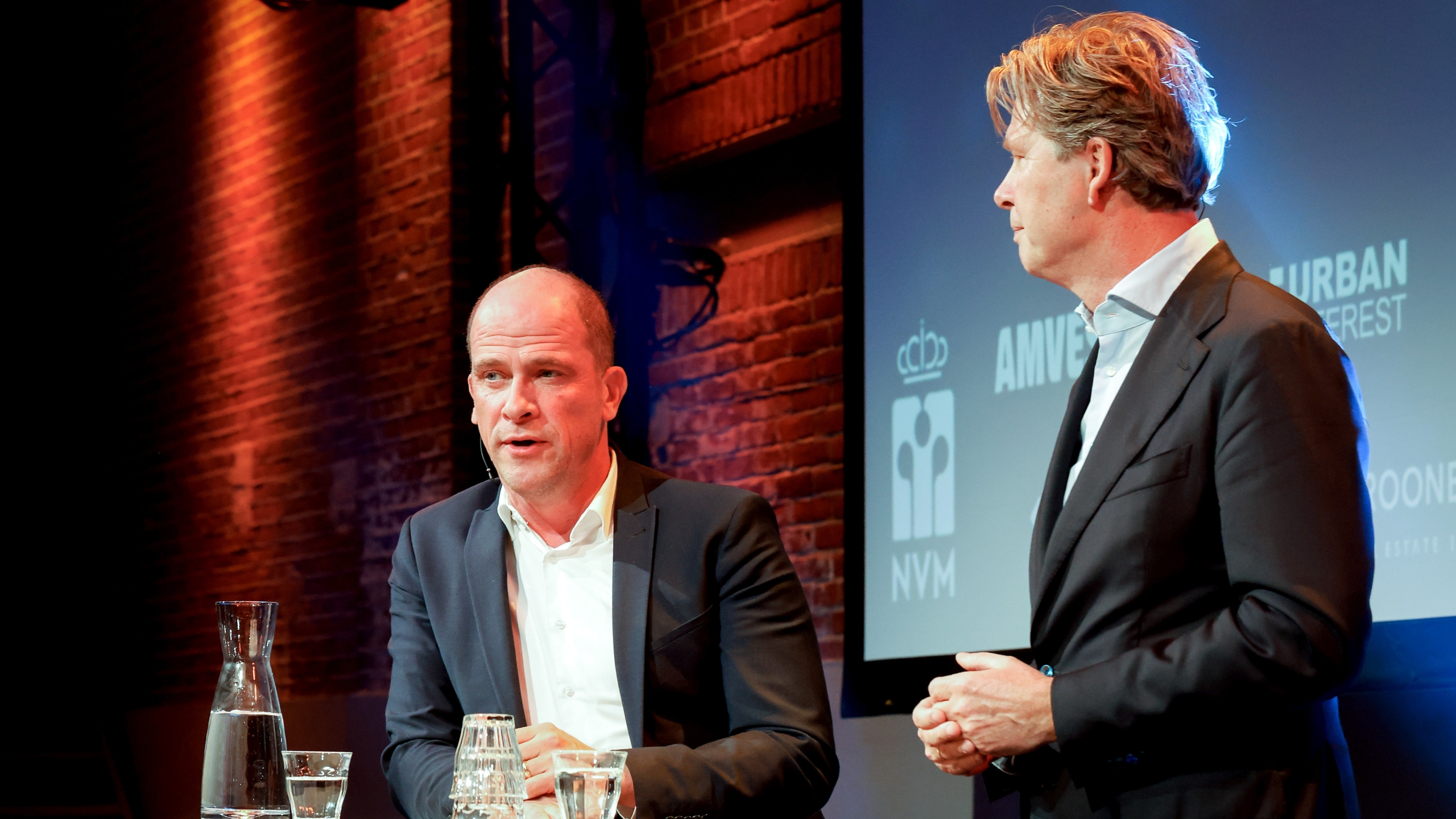 Diederik Samson (links) en Coen van Oostrom (rechts) tijdens het Nationaal Vastgoeddiner 2025 in De Hallen Studio's in Amsterdam. Foto: Eyesmile Photography