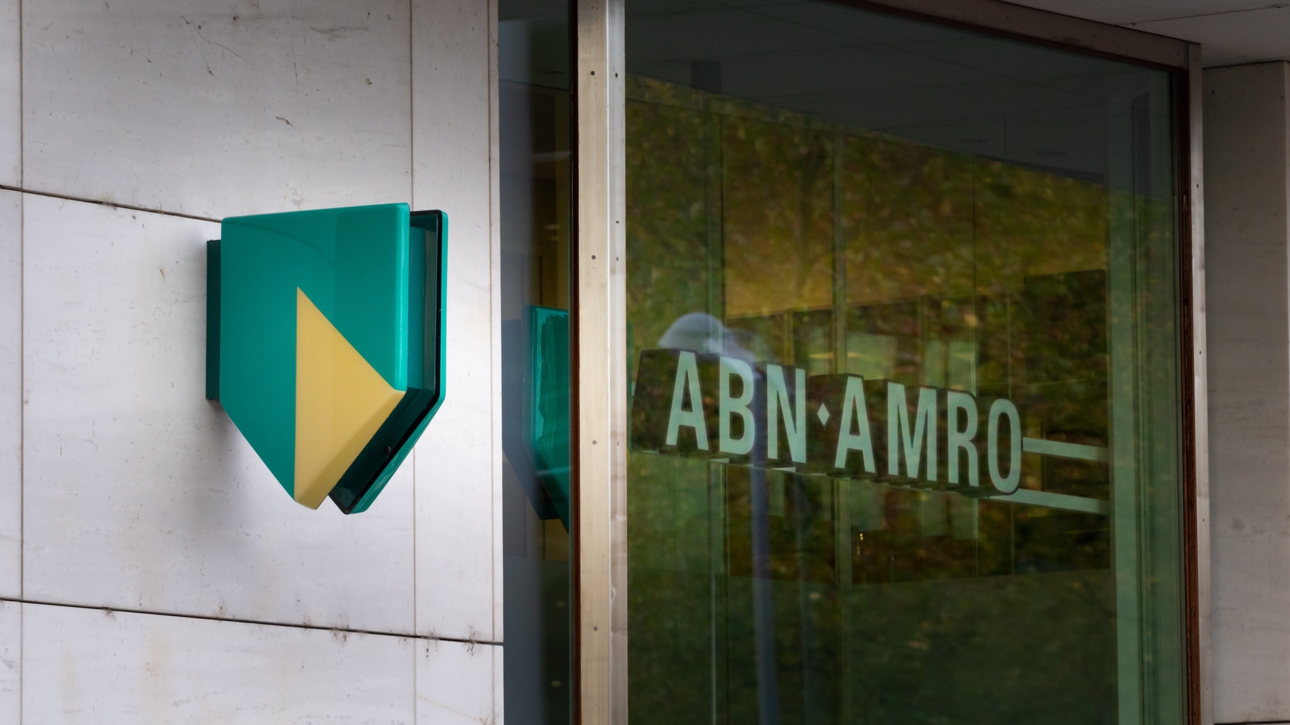 'Op papier lijkt het zo te zijn dat bijvoorbeeld ABN Amro veel uitleent aan vastgoedprojecten, maar aan de achterkant plaatst ze de schuld deels door aan verzekeraars en andere partijen', aldus Maud Visschedijk van Cushman & Wakefield. Foto: BalkansCat / Shutterstock.com
