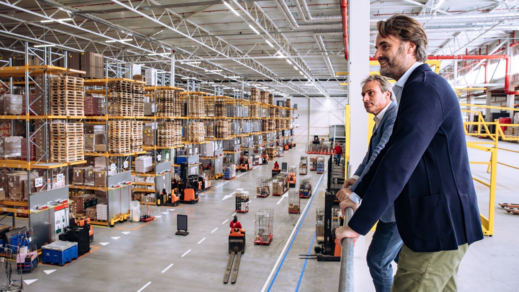 Montea heeft nauwelijks last van de normaliserende gebruikersmarkt voor logistiek vastgoed in Nederland. Dat blijkt uit de cijfers over het derde kwartaal. Foto: Montea Nederland-directeuren Hylcke Okkinga (links) en Cedric Montanus (rechts).