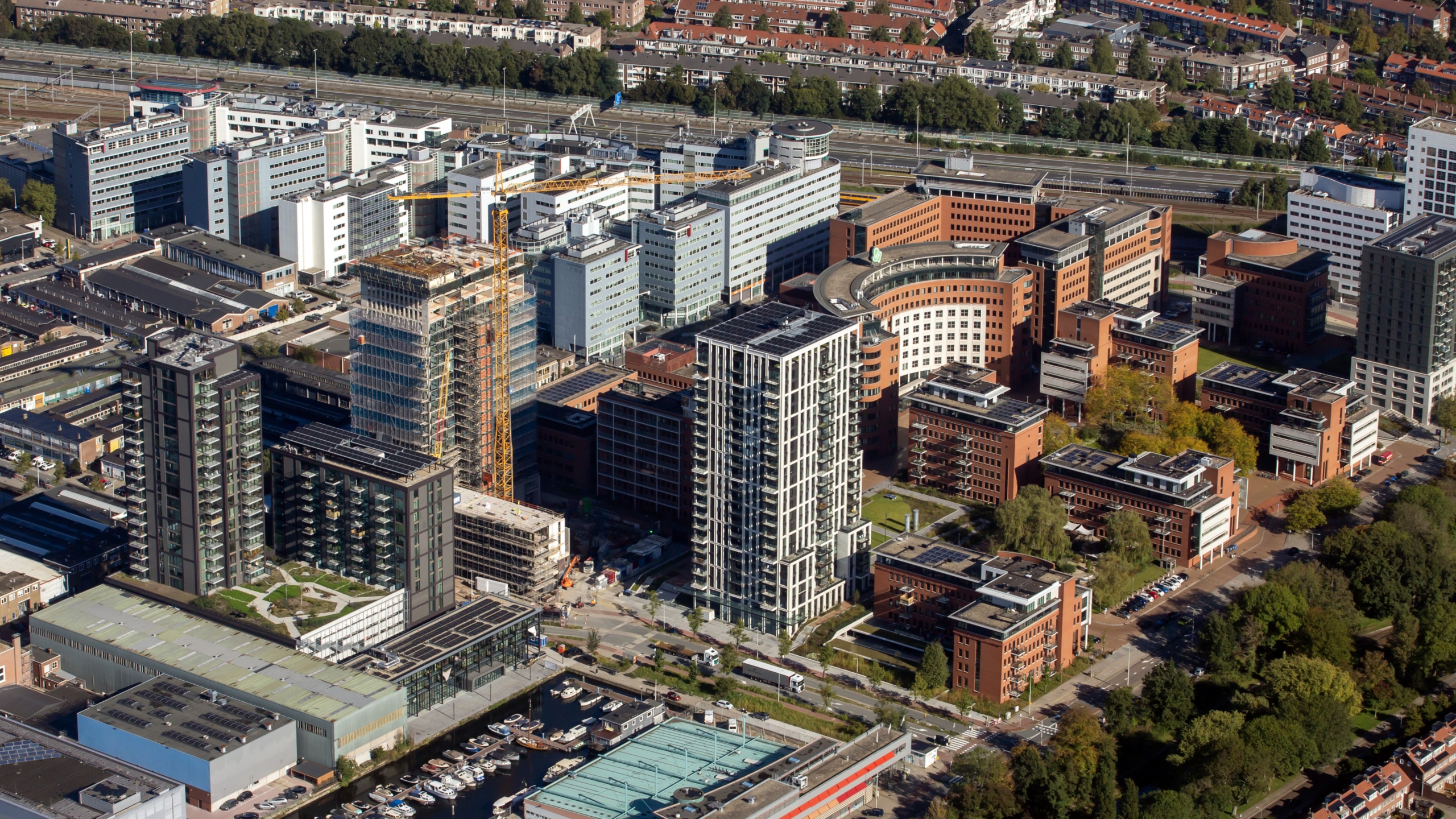 De inmiddels voltooide herontwikkeling van het Maanplein is onderdeel van de transformatie van het voormalige industrieterrein Binckhorst naar een stedelijk woon- en werkgebied.