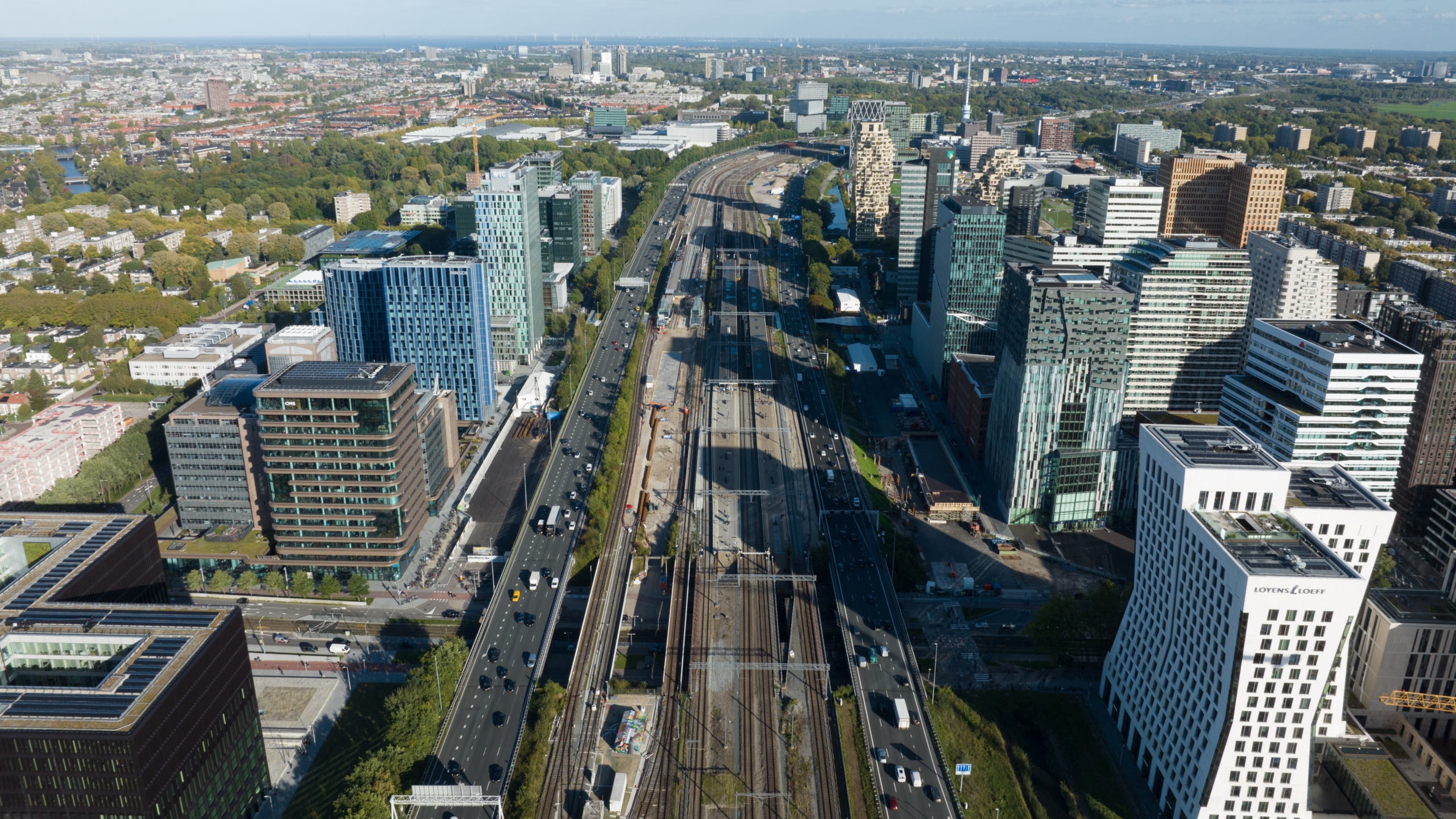 De behoefte aan Paris-proof, high-end kantoren bestaat vooral op locaties waar veel corporate ondernemingen actief zijn, zoals de Zuidas. Foto: Make more Aerials / Shutterstock.com