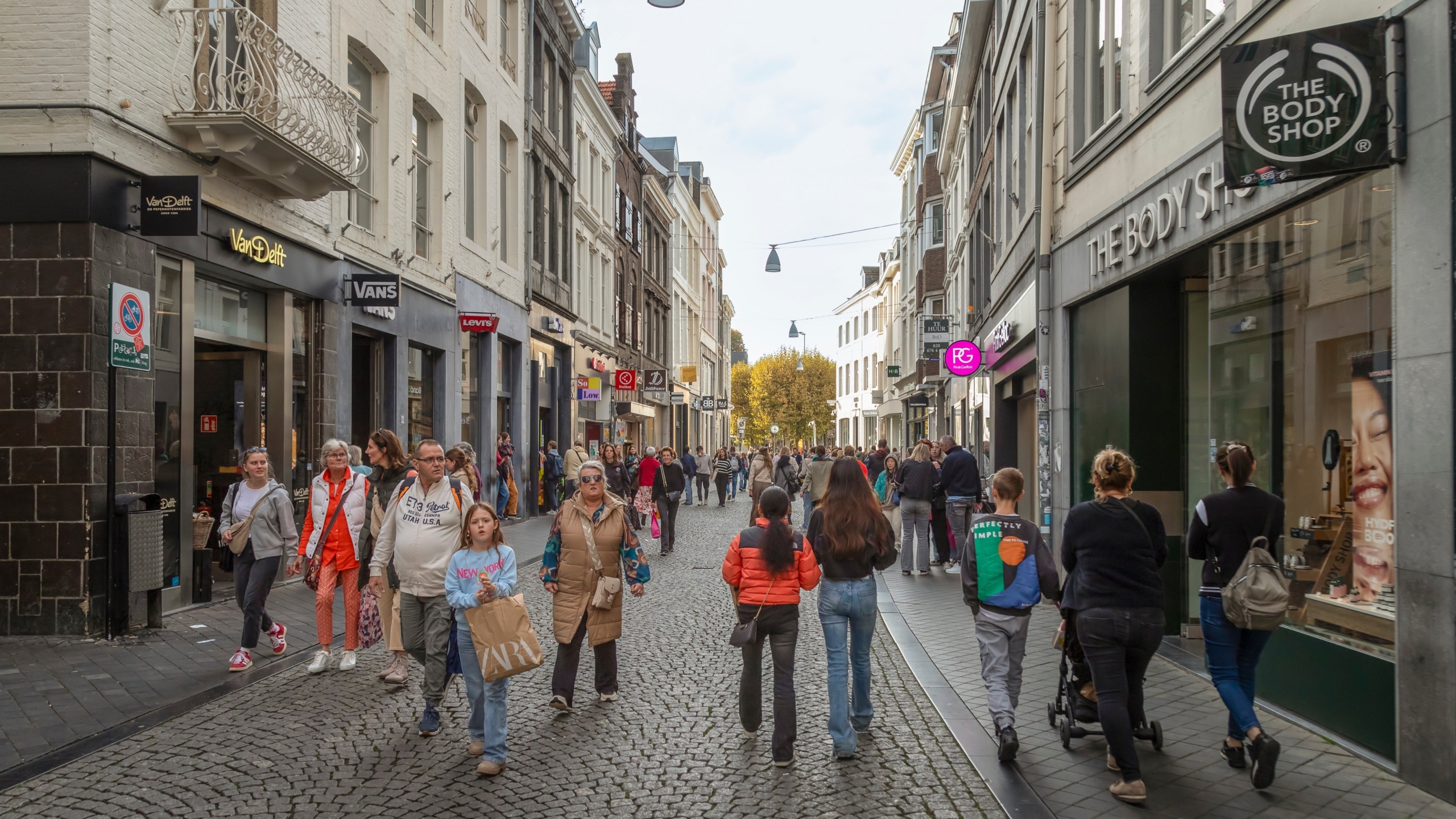 De best bezochte winkels staan nog altijd in de vier grote steden, aangevuld met de centrumsteden Groningen en Maastricht. Foto: Wolf-photography / Shutterstock.com
