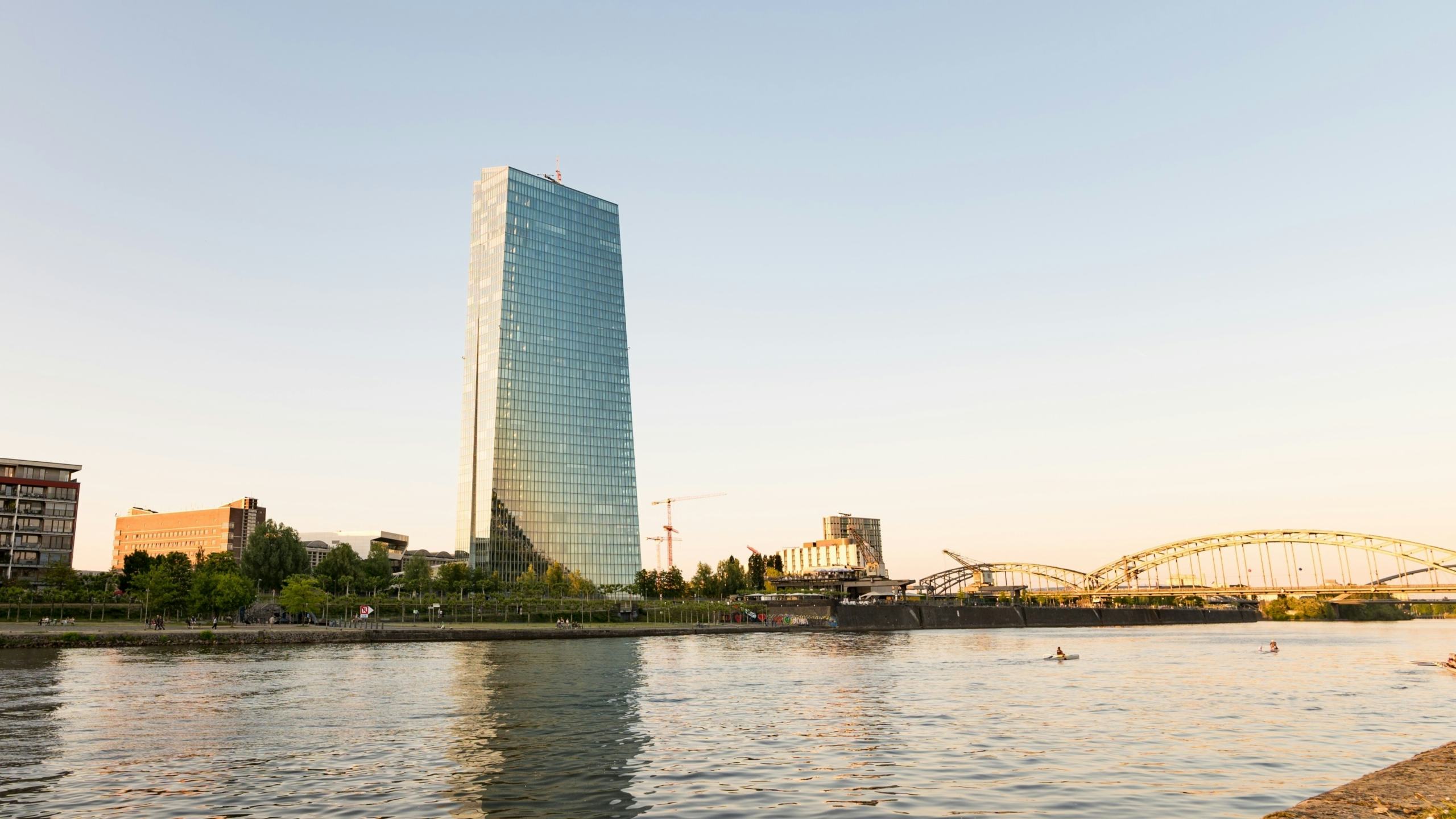 Volgens de ECB zal het huidige rentetarief van 2 procent voorlopig ongewijzigd blijven. Ook de markt voorziet geen nieuwe rentestappen. Foto: Felix Geringswald / Shutterstock.com