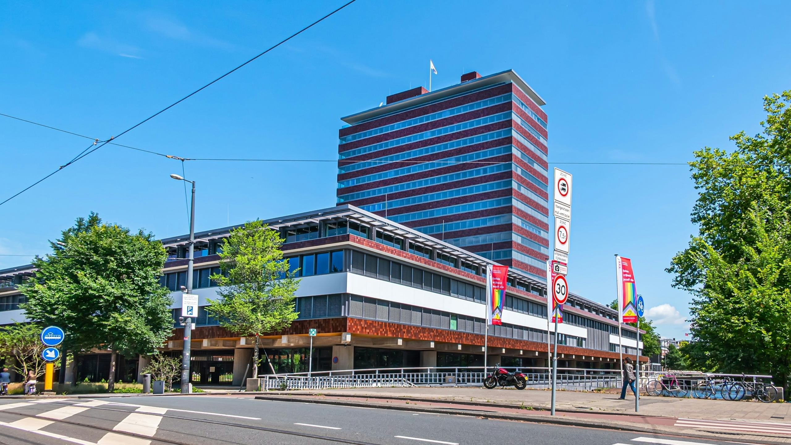 Het hoofdkantoor van De Nederlandsche Bank (DNB), gelegen naast de Singelgracht in Amsterdam. Foto: Kiev.Victor / Shutterstock.com