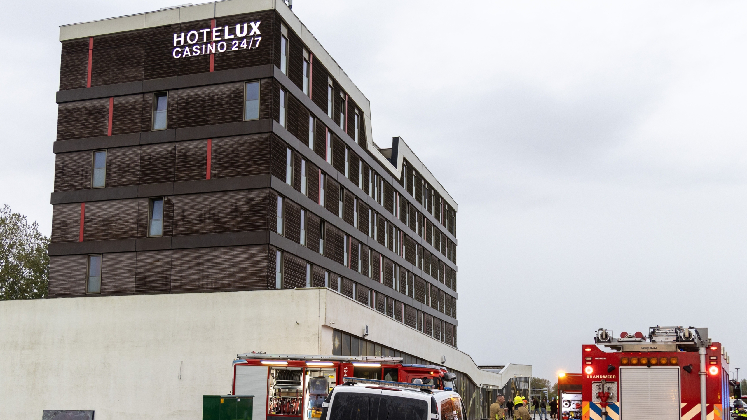 Hotelux Amsterdam Airport aan de Bennebroekerweg 530-532 in Hoofddorp werd in oktober dit jaar ontruimd vanwege een grote brand. Foto: ANP / Michel van Bergen