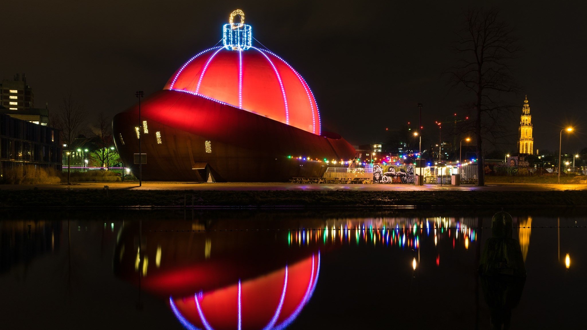 Groningers hebben een petitie gestart voor behoud van Dot; een planetarium, congrescentrum en de grootste kerstbal van Europa.